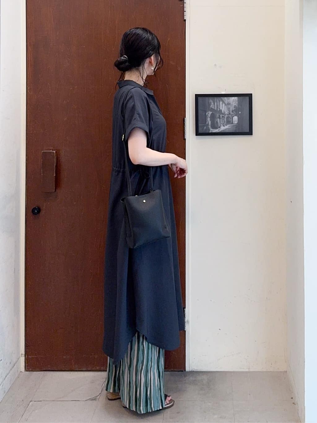𝐇𝐢𝐫𝐨𝐦𝐢さんの「SHOO･LA･RUE｜【洗濯機可/柄が選べる】さらさら楽ちん プリーツ ワイドパンツ」を使ったコーディネート