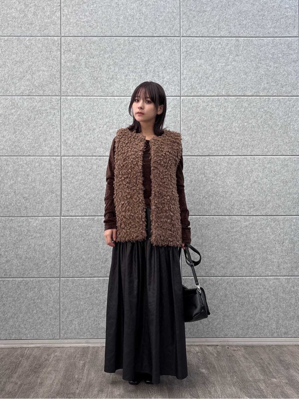erikaさんの「INDIVI｜レザーライクマキシスカート」を使ったコーディネート