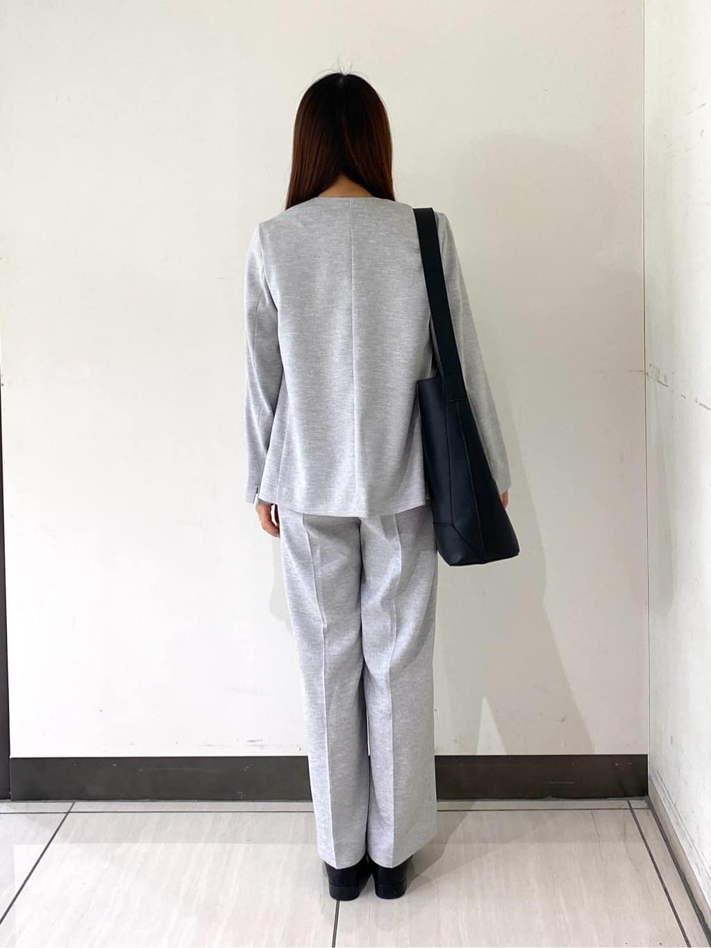 momoさんの「INDIVI｜【洗える／通勤】無地＆マルチストライプ柄Vネックブラウス」を使ったコーディネート