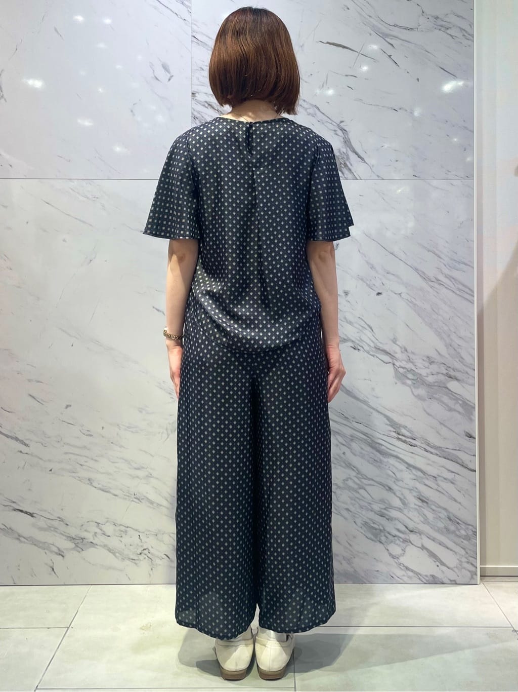 amiさんの「COUP DE CHANCE｜【手洗い可／日本製】小紋柄フレアスリーブブラウス」を使ったコーディネート