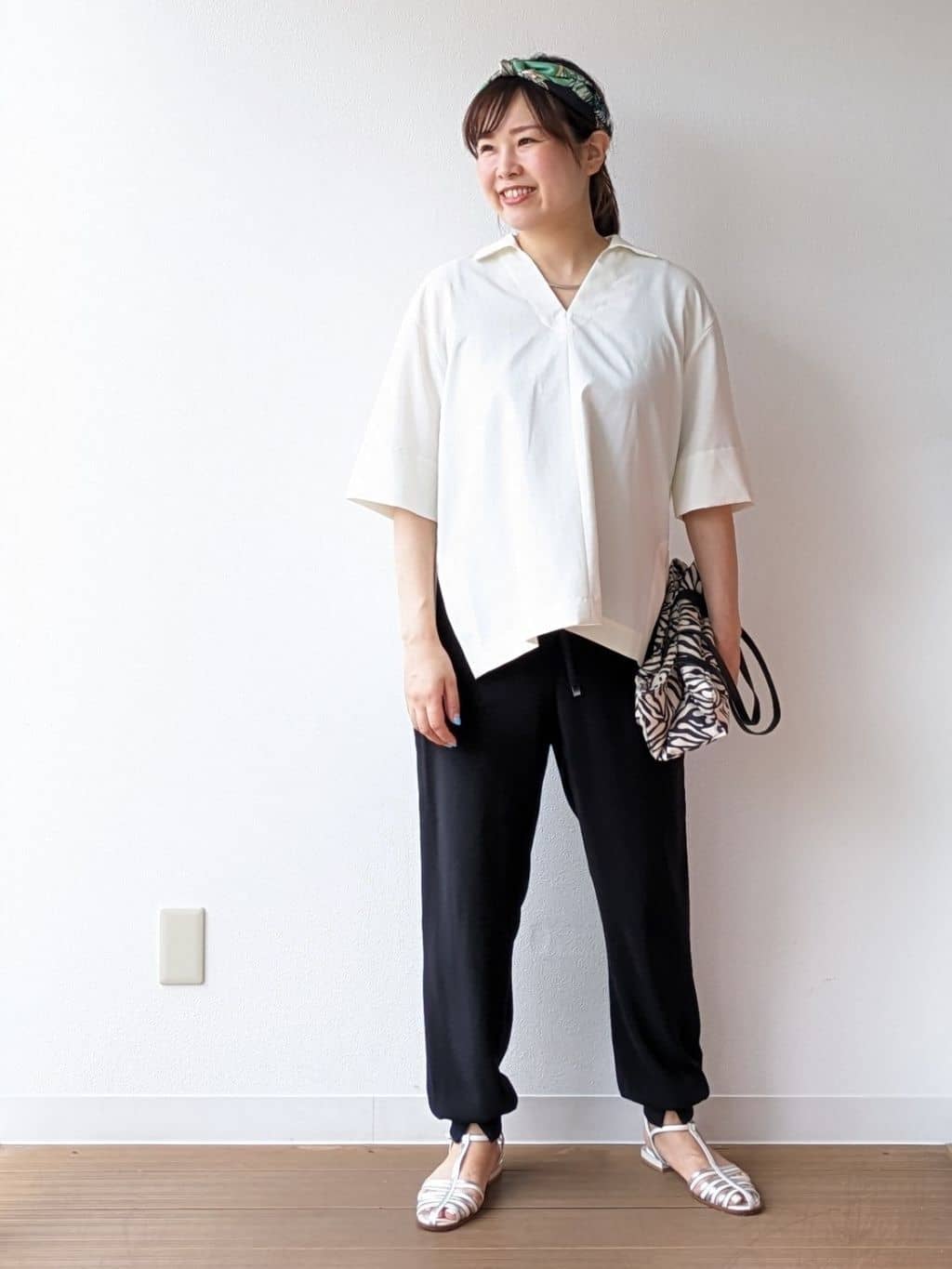 なみきさんの「UNTITLED｜【UVカット/接触冷感/吸水速乾/ゆったり】V開きネックシャツ」を使ったコーディネート