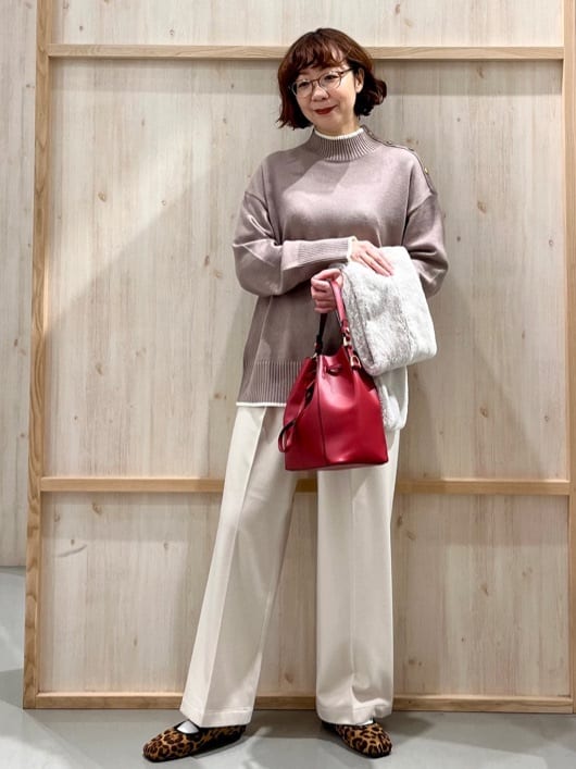 nakoさんの「THE SHOP TK｜【インしないで着られる】金ボタン ハイネックニット/毛玉になりにくい/静電気防止/洗濯機OK」を使ったコーディネート