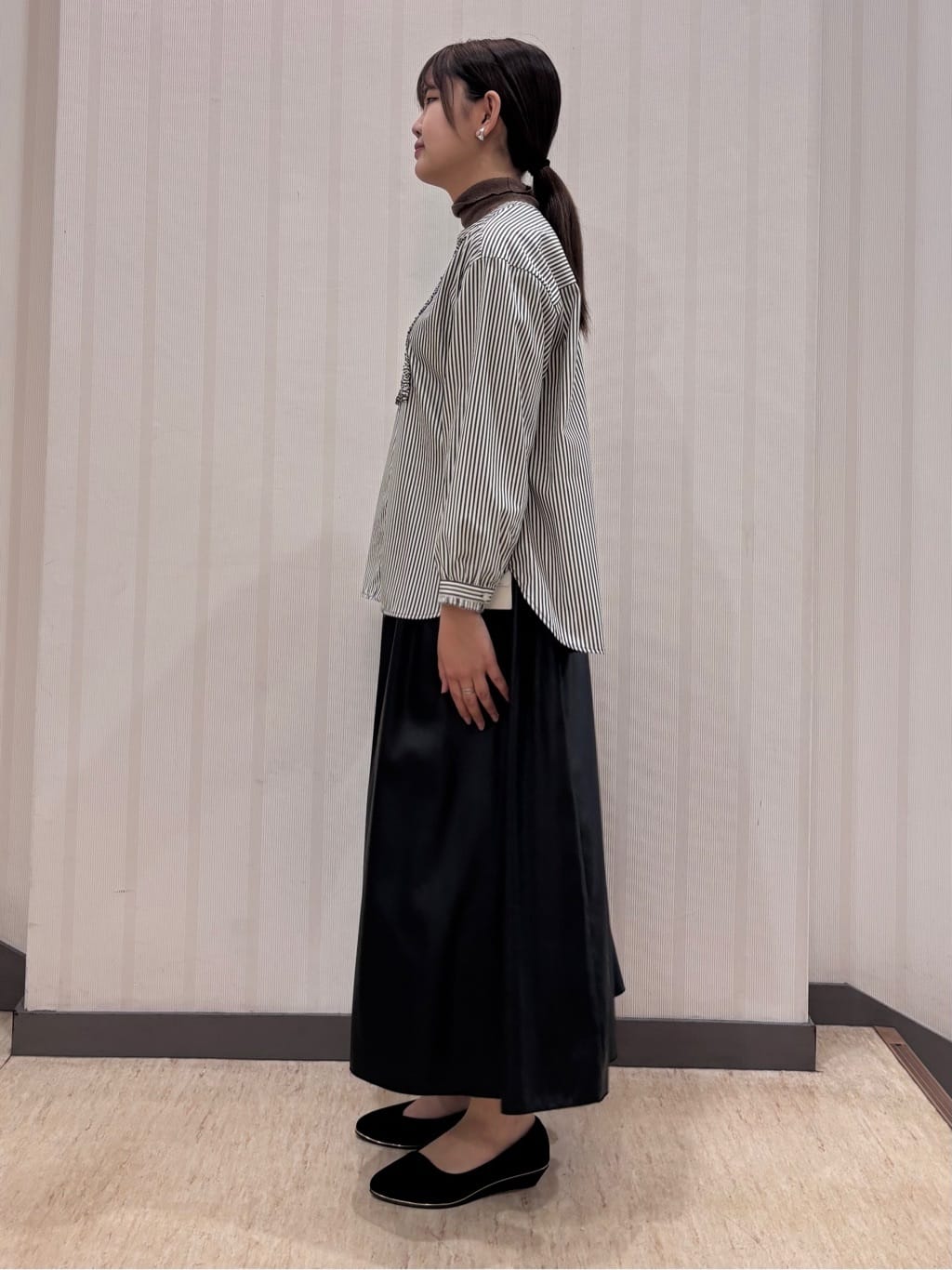 ちひさんの「INDIVI｜レザー調ギャザースカート」を使ったコーディネート