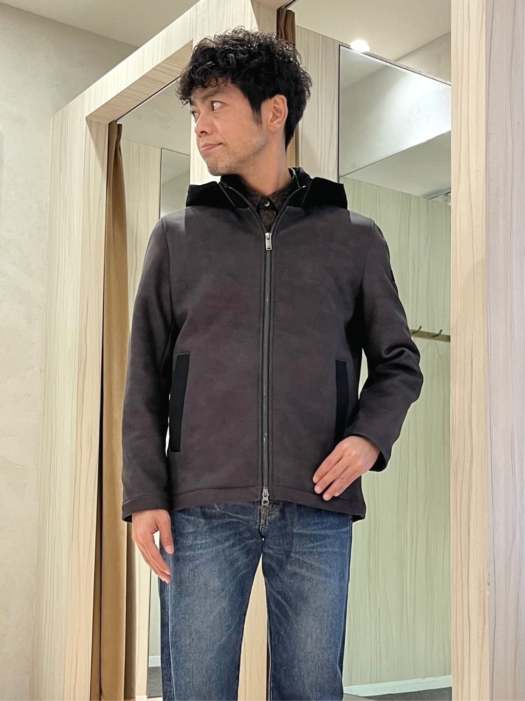 URAさんの「TAKEO KIKUCHI｜【JUST ONE LAYER】ダウンファブリック ジップアップ フード ブルゾン」を使ったコーディネート