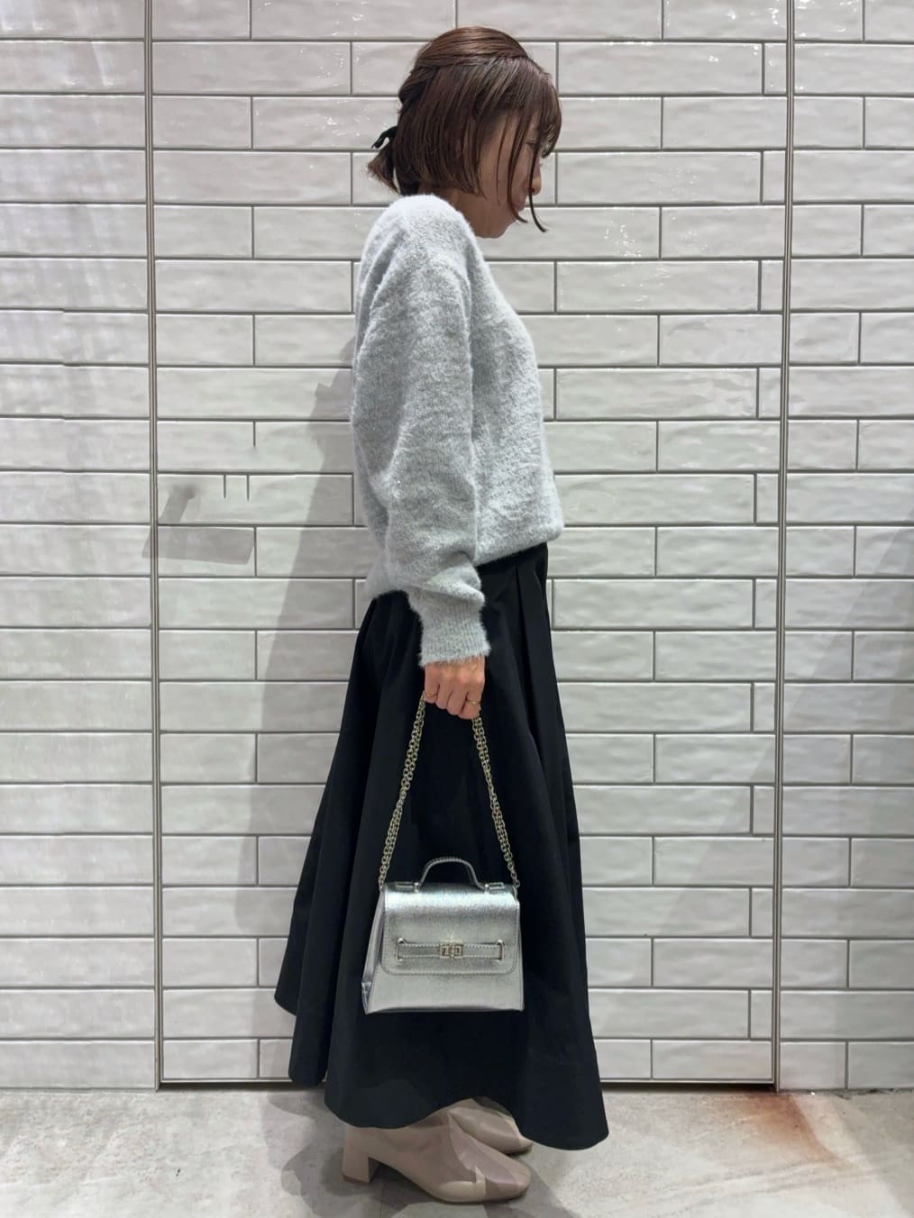 Hashiさんの「OPAQUE.CLIP｜スパンコールフェザーVネックニット【洗濯機OK】」を使ったコーディネート