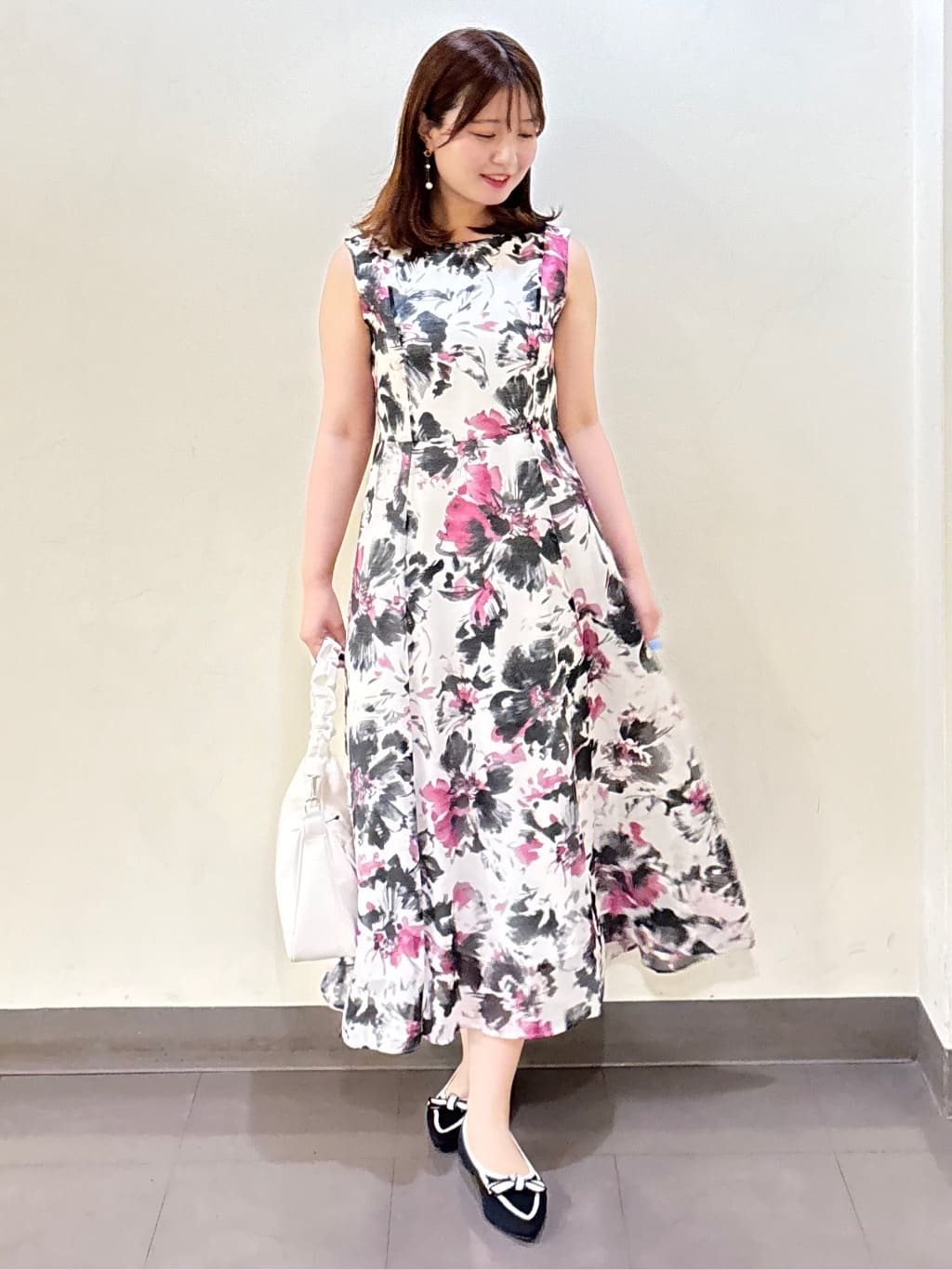 いくみさんの「UNTITLED｜【シアー/エレガント/花柄/夏ワンピ】ペイントフラワーワンピース」を使ったコーディネート