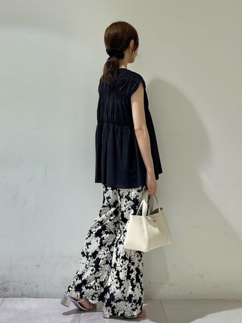 kyokaさんの「UNTITLED｜【ウエストゴム/ワイド/柄】モノトーンフラワーパンツ」を使ったコーディネート