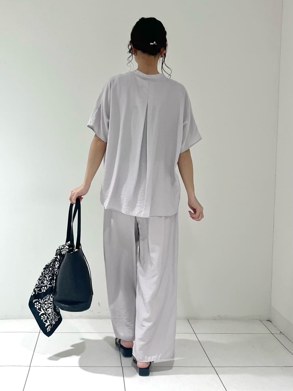 shioriさんの「INDIVI｜【90cm四方】ボタニカル柄大判スカーフ」を使ったコーディネート