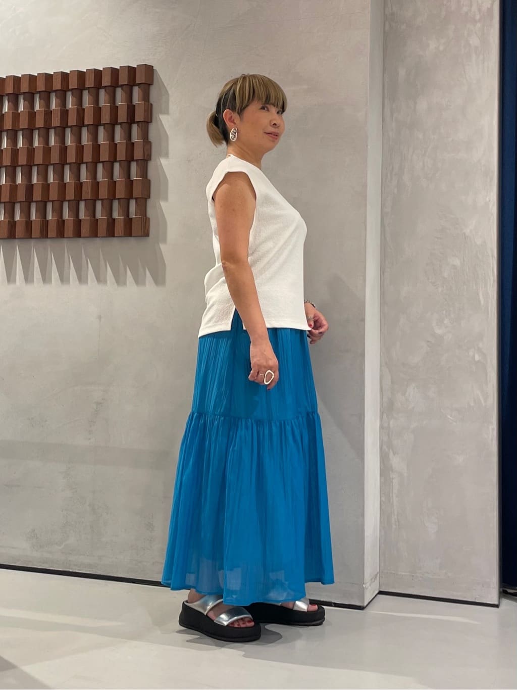 KOUさんの「INDIVI｜【2点セット／着回し◎】ノースリーブ＆ティアードスカート カセット服」を使ったコーディネート