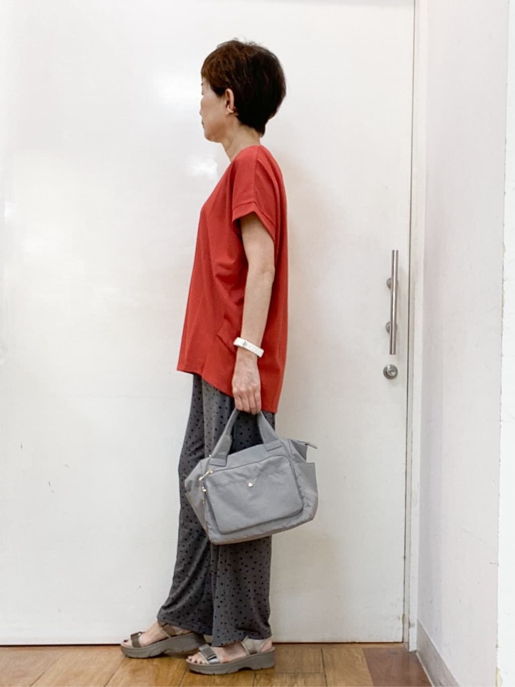 みぃさんの「SHOO･LA･RUE｜【S-LL/汗ジミ軽減/ひんやり/UV】体型カバーに タック入りドルマントップス」を使ったコーディネート