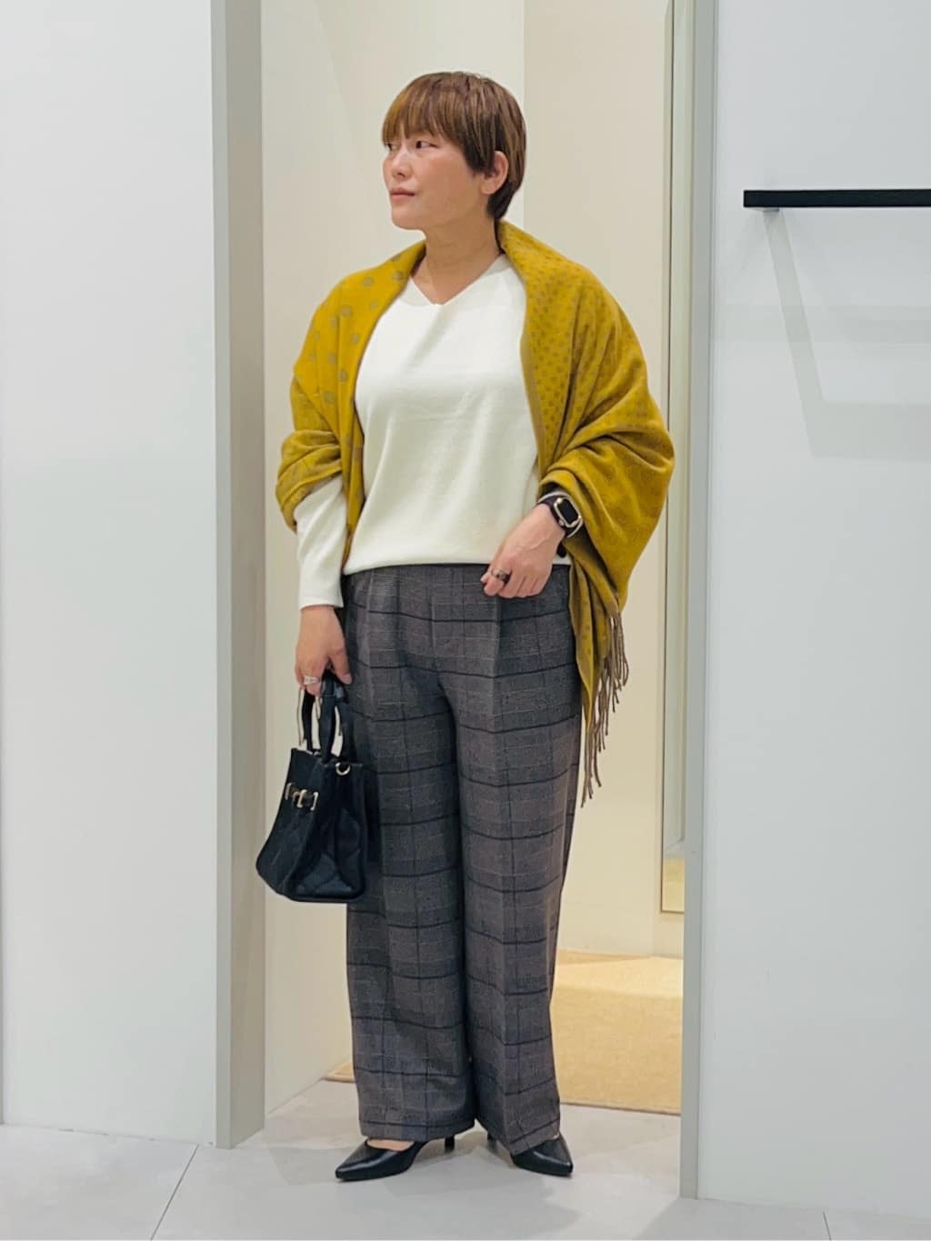 タナさんの「THE SHOP TK｜【すっきりシルエットが叶う】大人のためのVネックニット/毛玉になりにくい/静電気防止/洗濯機OK」を使ったコーディネート