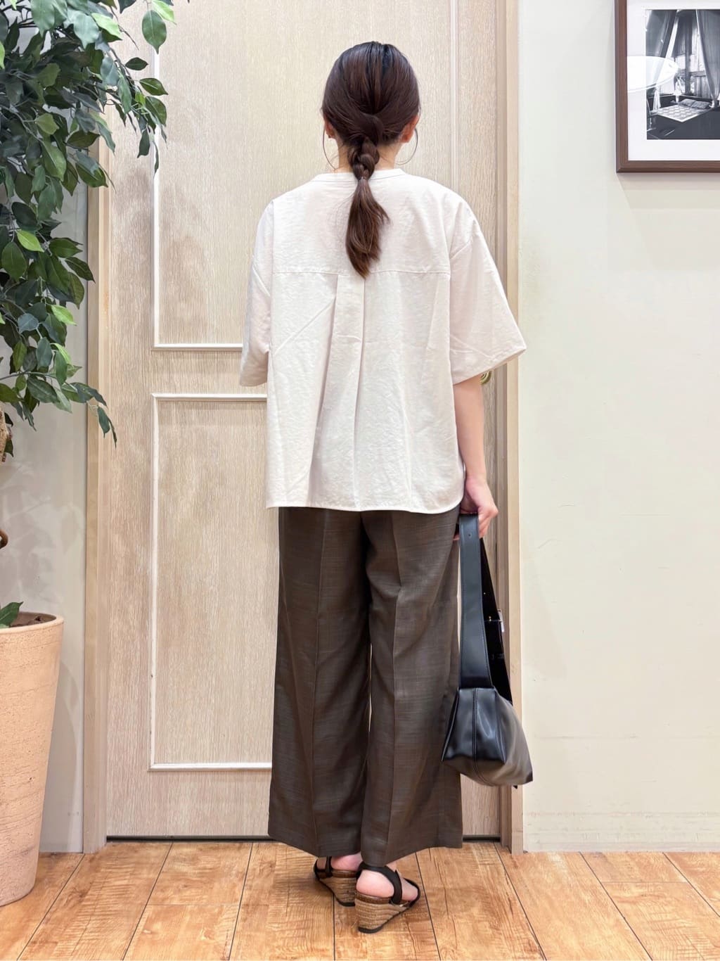 なみさんの「SHOO･LA･RUE｜【S-LL/洗濯後しわになりにくい】ゴールドパーツできれい見え 麻調タックワイドパンツ」を使ったコーディネート