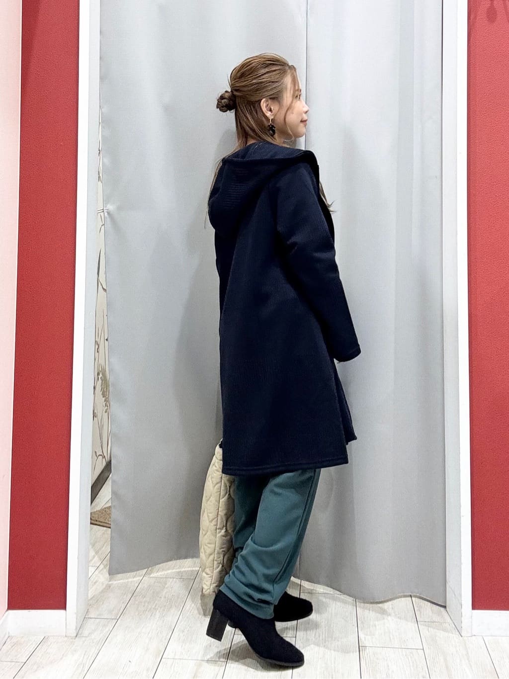 shioさんの「SHOO･LA･RUE｜【洗濯機可/ちくちくしにくい】大人のための スウェットライク刺繍ロゴニット」を使ったコーディネート