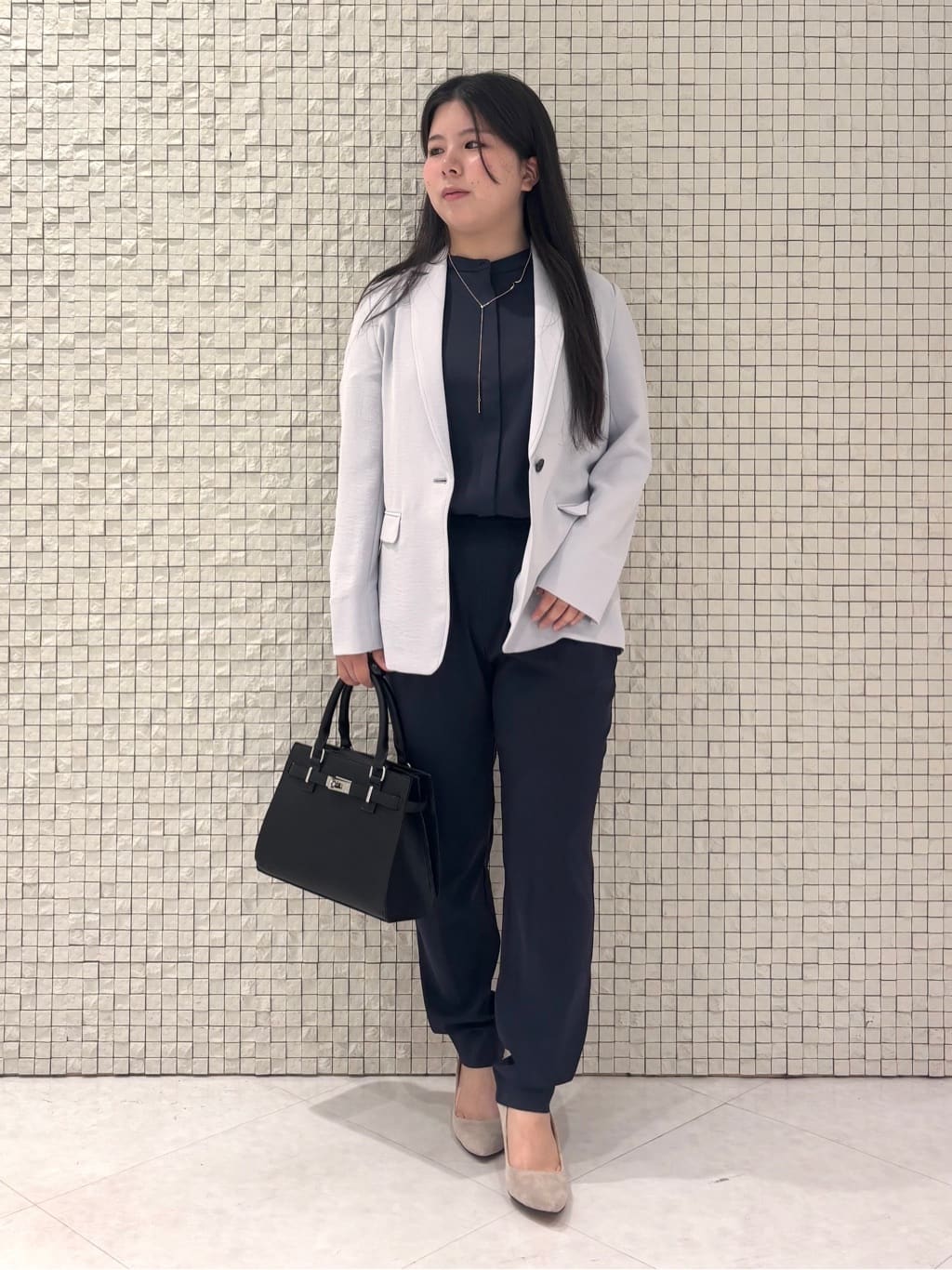 MEGUMIさんの「INDIVI｜【パンツ人気1位／褒められパンツ／洗える】ウエストゴムタックテーパードパンツ」を使ったコーディネート