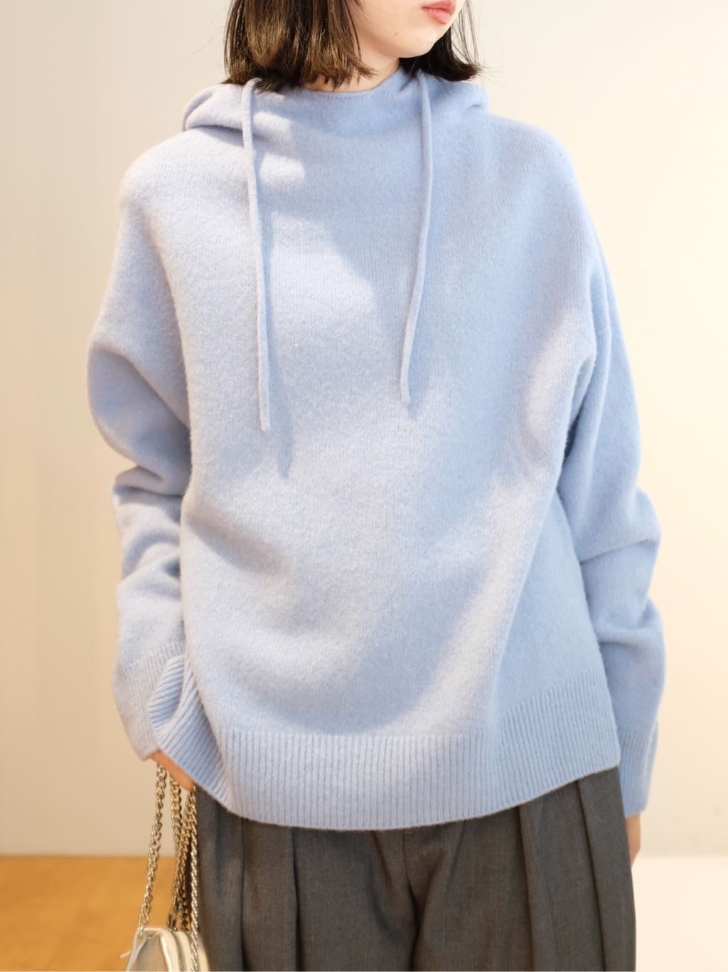 Kishimotoさんの「DRESSTERIOR｜カシミヤブレンドフードニット」を使ったコーディネート