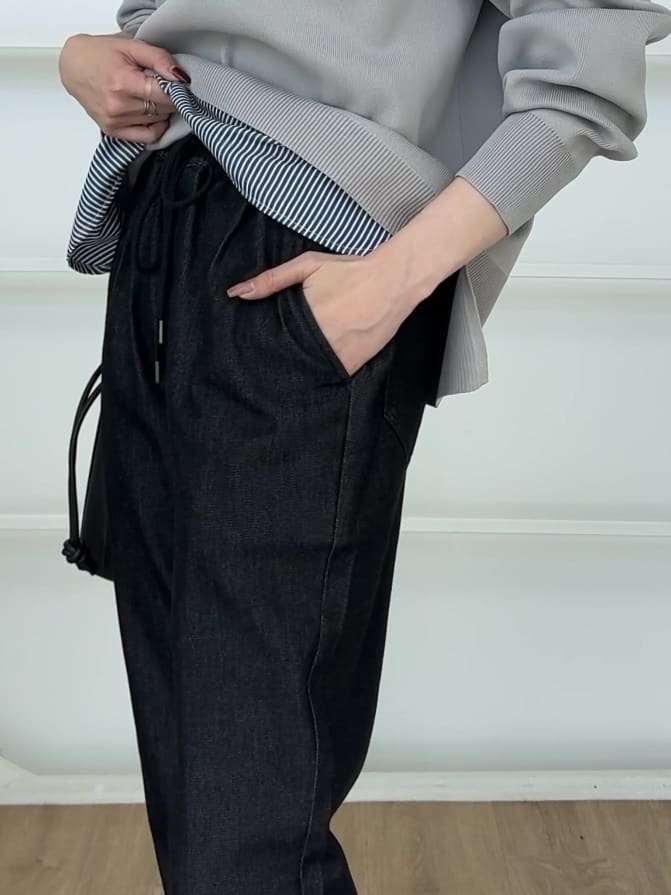 𝐜𝐡𝐢𝐤𝐚さんの「SHOO･LA･RUE｜【高レビュー/SS-LL/美脚シルエット】自然に体型カバー イージーデニム テーパードパンツ」を使ったコーディネート