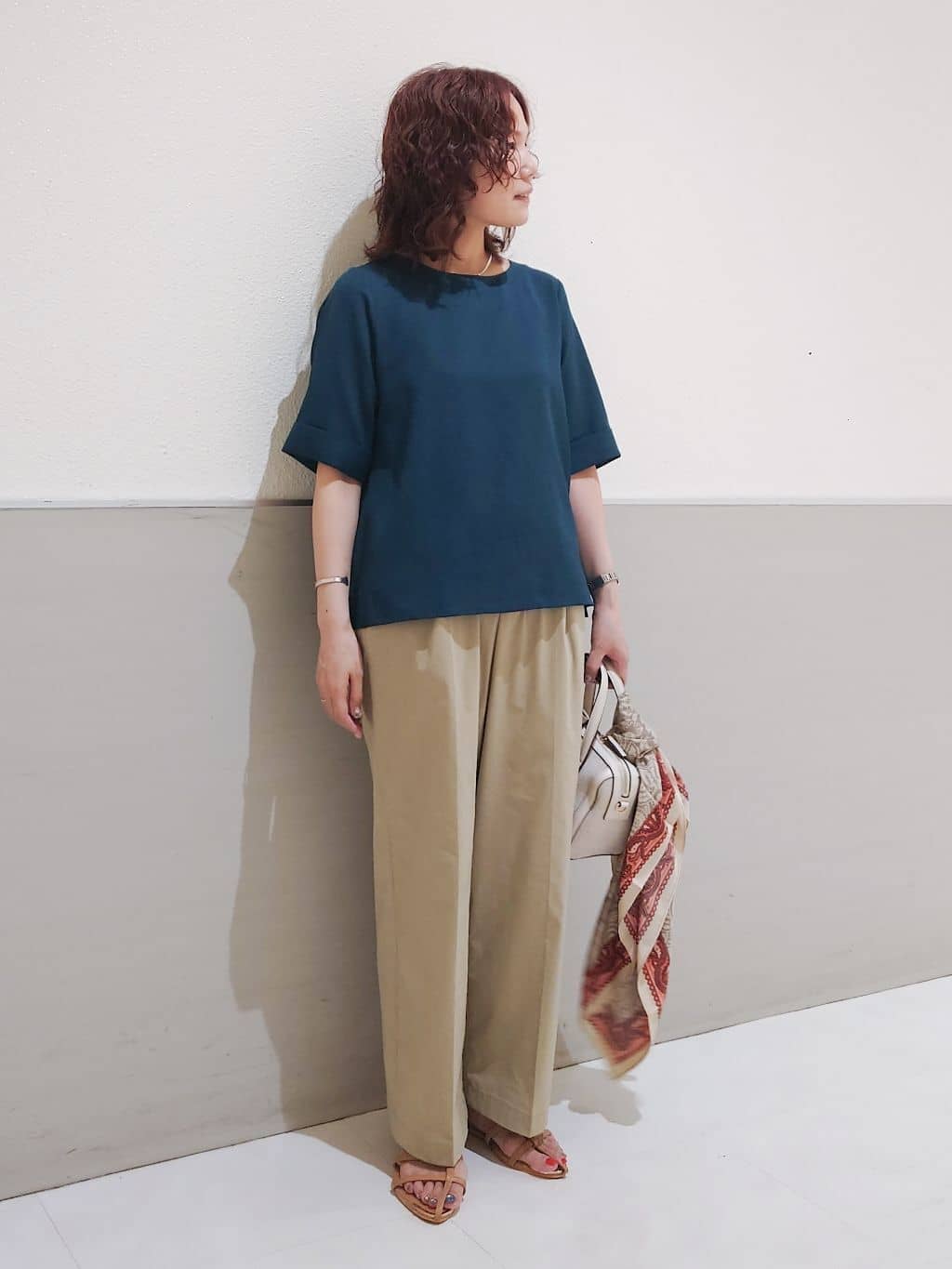maruさんの「THE SHOP TK｜麻調メッシュブラウス【二の腕カバー/洗える】」を使ったコーディネート