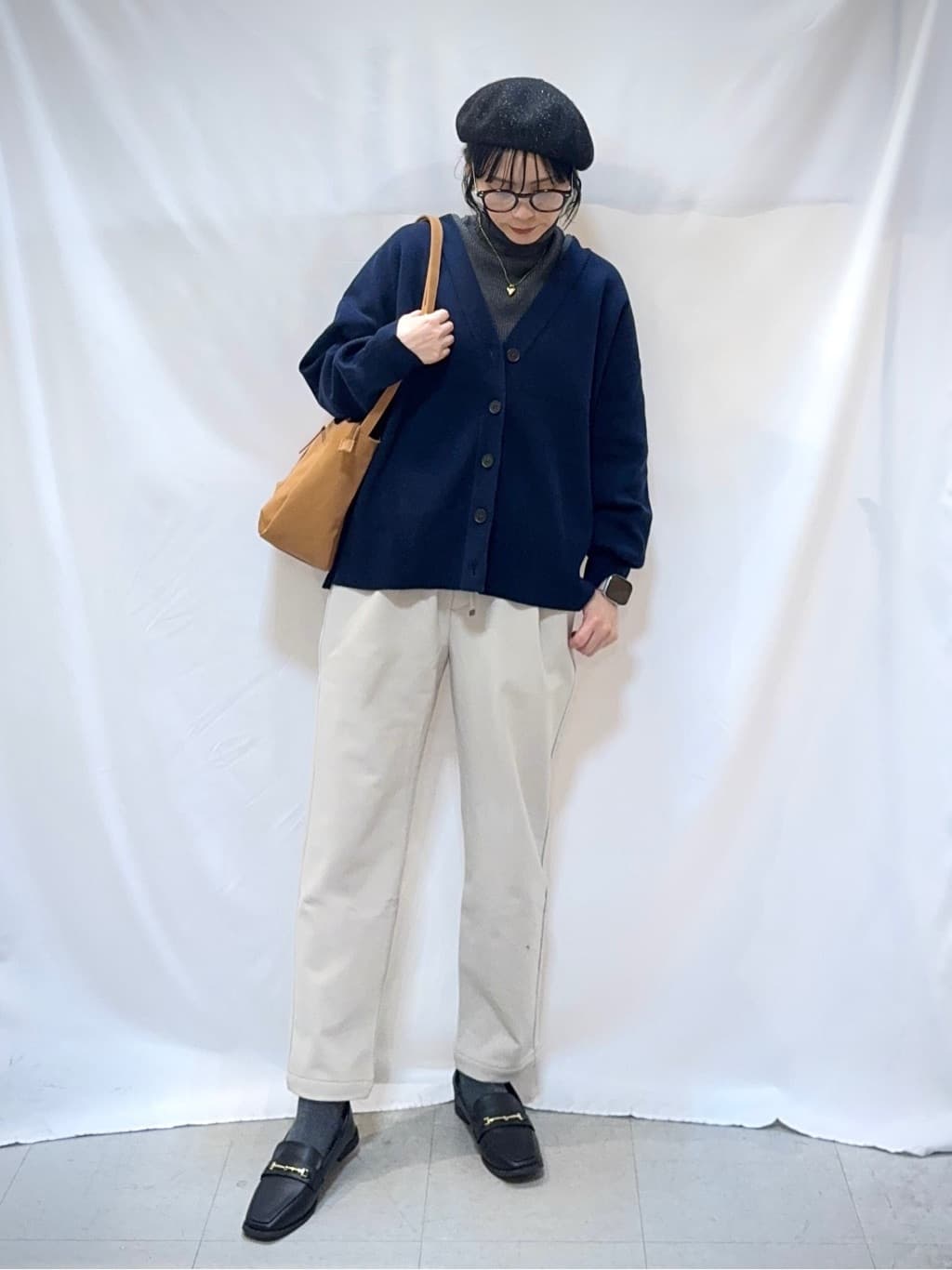 𝐇𝐢𝐫𝐨𝐦𝐢さんの「SHOO･LA･RUE｜【洗える/毛玉レス】表面がきれいなVネックカーディガン」を使ったコーディネート