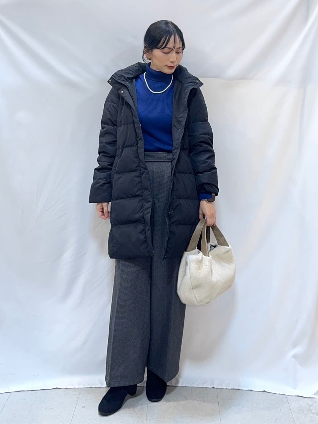𝐇𝐢𝐫𝐨𝐦𝐢さんの「SHOO･LA･RUE｜【洗濯機可/撥水】フェイクファーフード ロングダウン」を使ったコーディネート