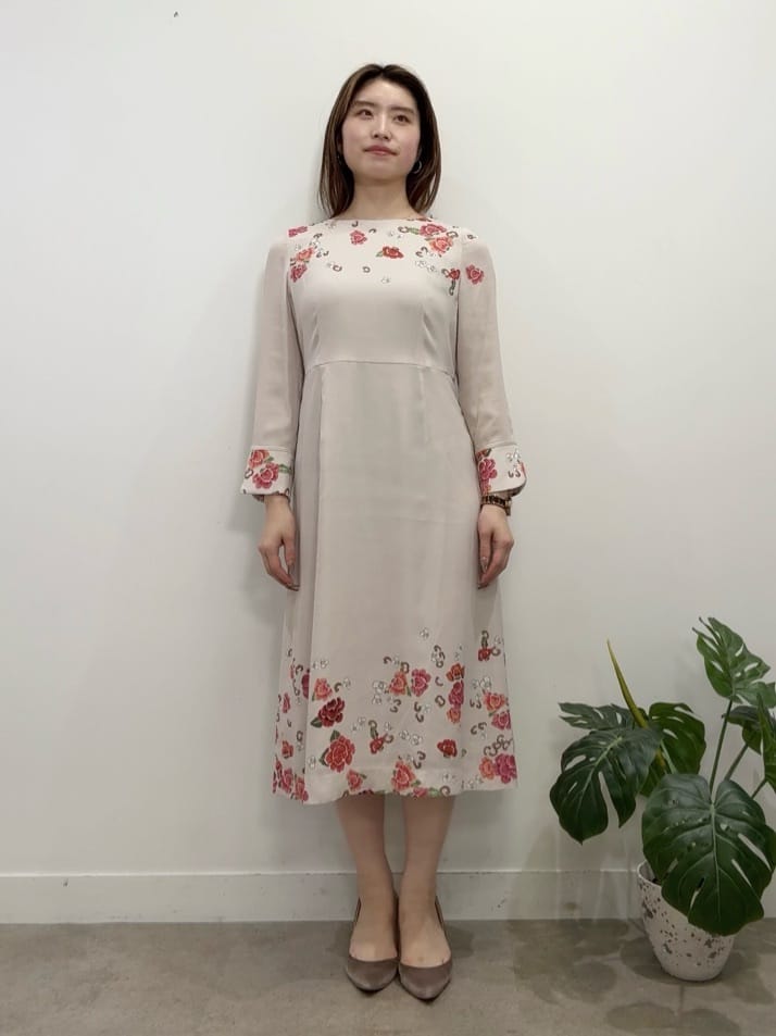 Suma Una本部スタッフさんの「SunaUna｜【co creation and yours／SS～L】花柄パネルワンピース」を使ったコーディネート