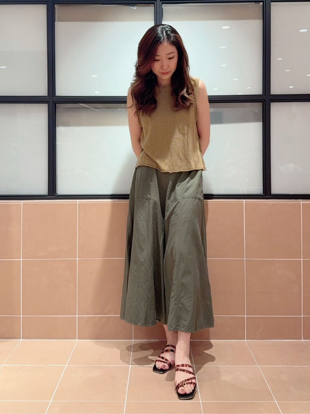 kaoriさんの「ESPERANZA｜スクエアトゥクリアフラットヒールミュール」を使ったコーディネート