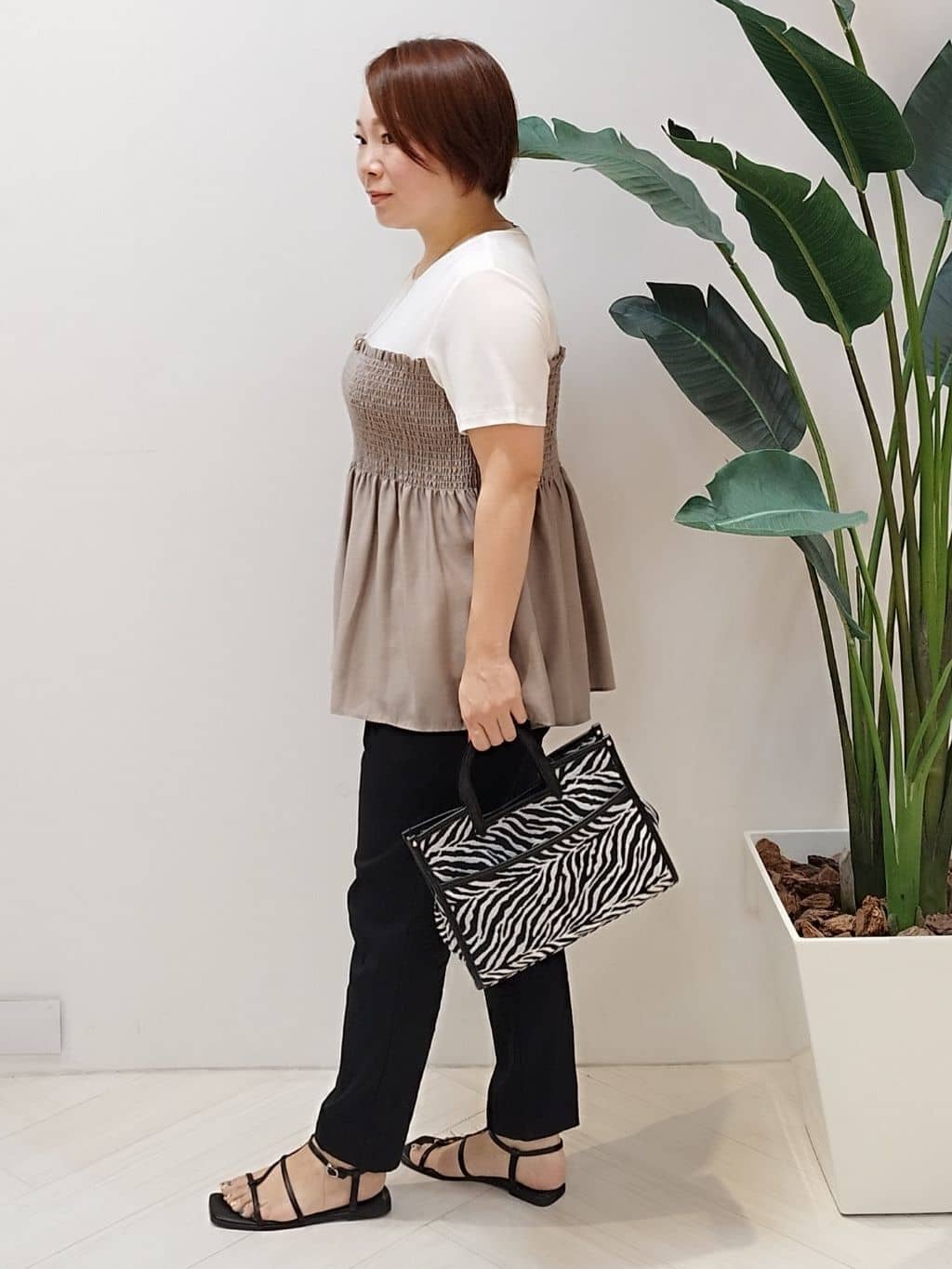 s u g iさんの「UNTITLED｜【コットン100/洗える/Tシャツ】シャーリングドッキングペプラム」を使ったコーディネート