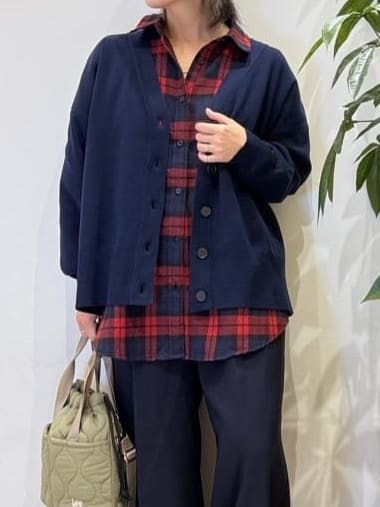 misakiさんの「SHOO･LA･RUE｜【洗える/毛玉レス】表面がきれいなVネックカーディガン」を使ったコーディネート