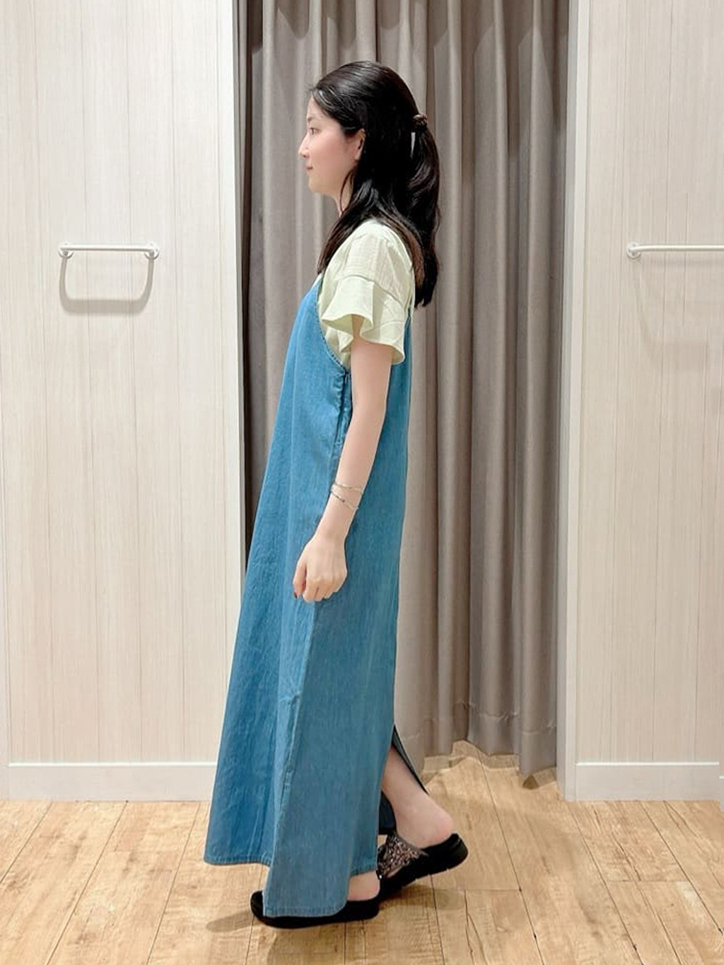 moneさんの「SHOO･LA･RUE｜◆【S-LL】女性らしさ漂う ライトデニム Aラインキャミワンピース」を使ったコーディネート