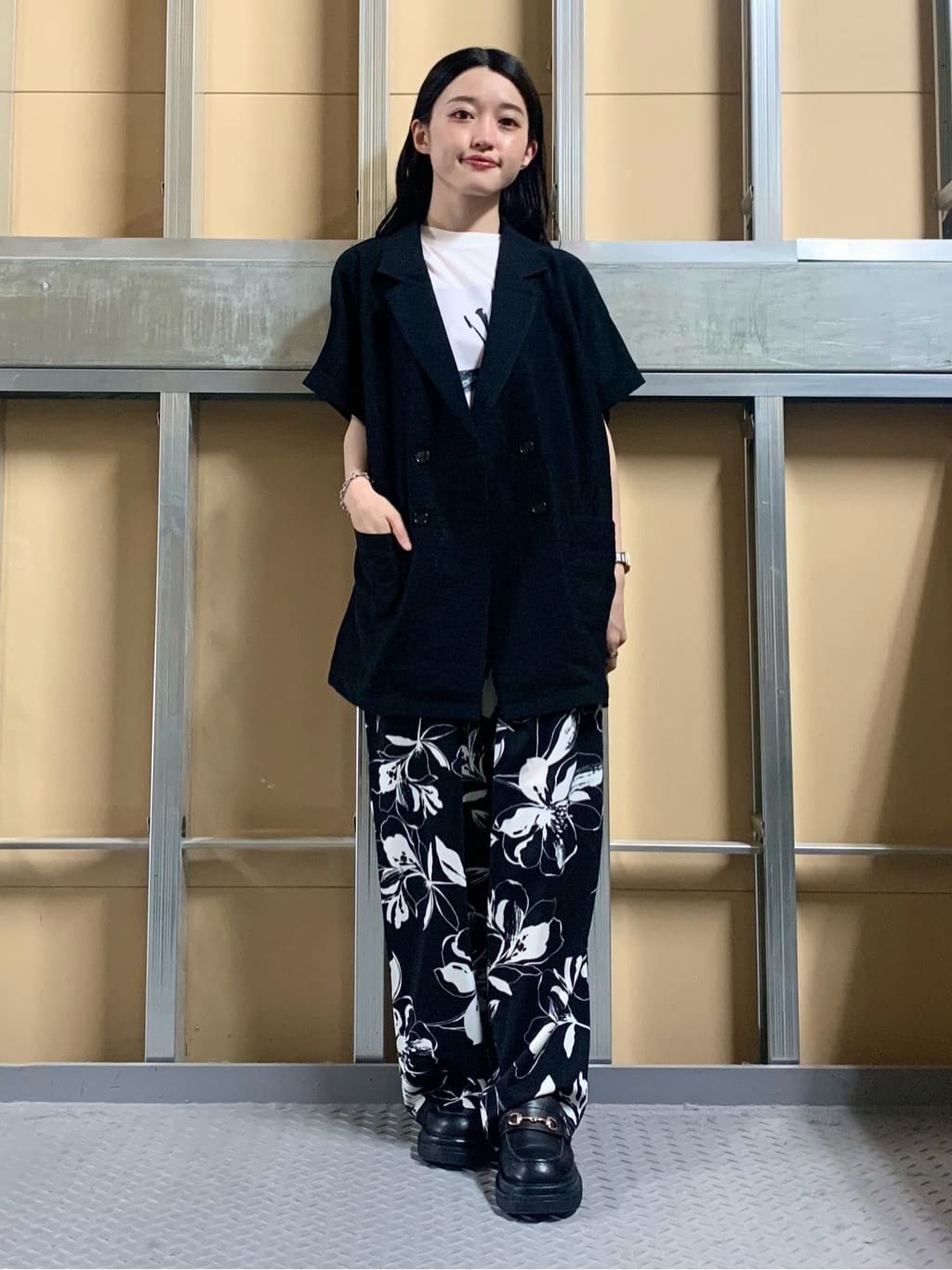 sahoさんの「THE SHOP TK｜異素材切替フォトプリントTシャツ【洗える】」を使ったコーディネート