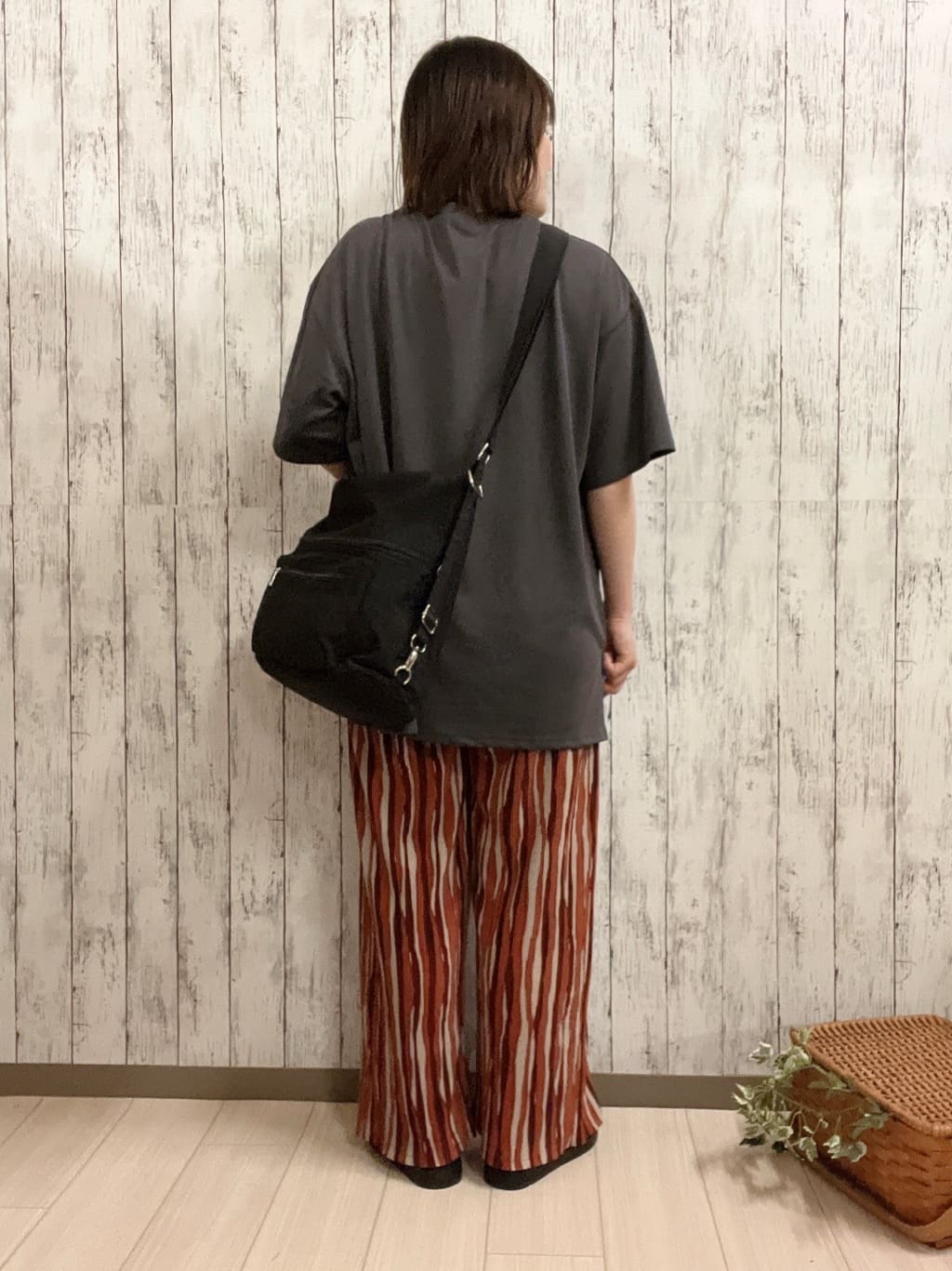 シカさんの「SHOO･LA･RUE｜【ひんやり/汗ジミ軽減/UVカット】プリントアソート BIG Tシャツ」を使ったコーディネート