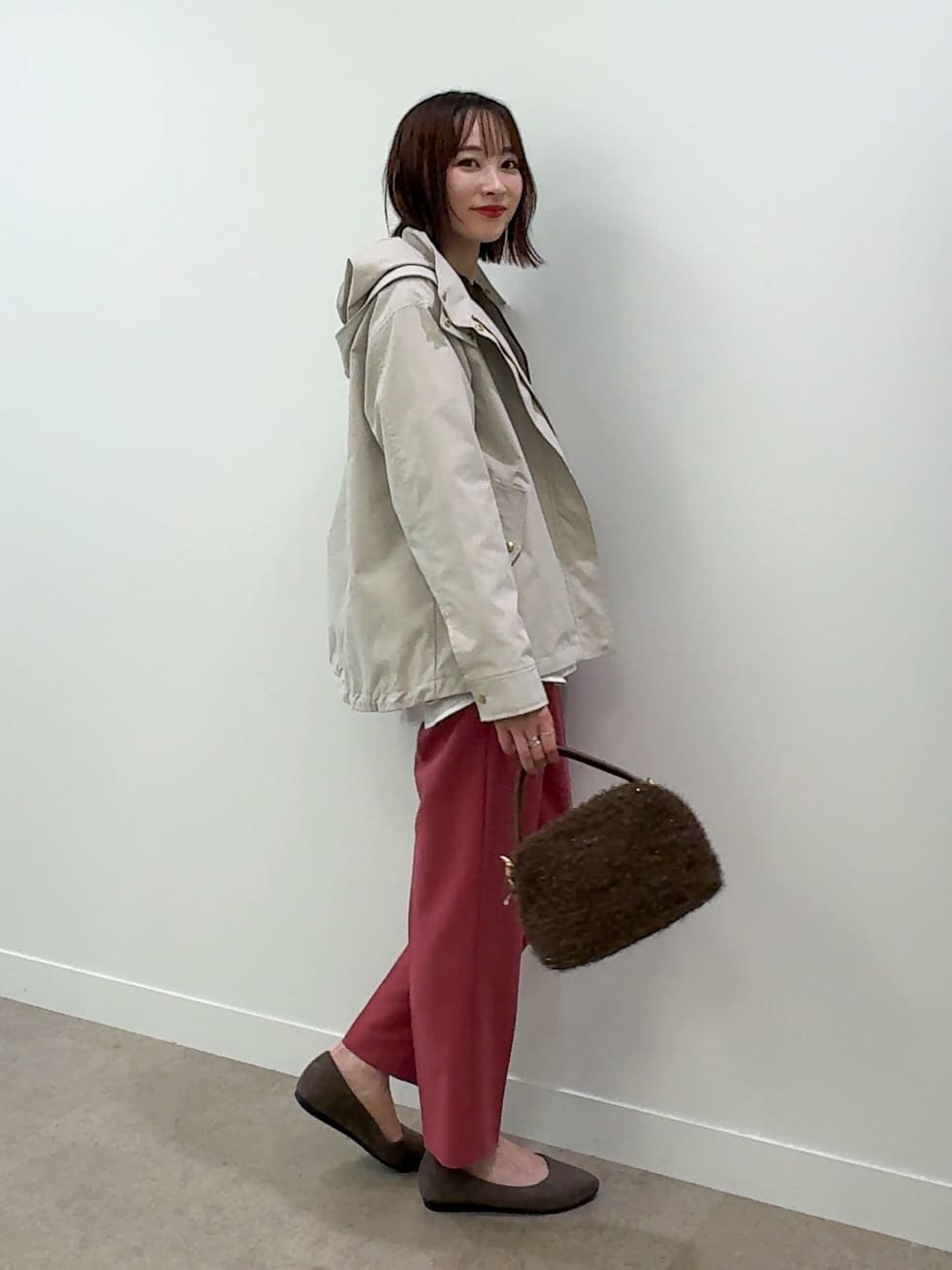 𝐜𝐡𝐢𝐤𝐚さんの「SHOO･LA･RUE｜【高レビュー/SS-LL/美脚シルエット】すっきりきれい見え テーパードパンツ」を使ったコーディネート