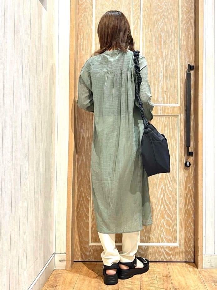 meiさんの「SHOO･LA･RUE｜【SS-3L/無理せずスリム】 ぐんぐん伸びる イージーテーパードパンツ」を使ったコーディネート