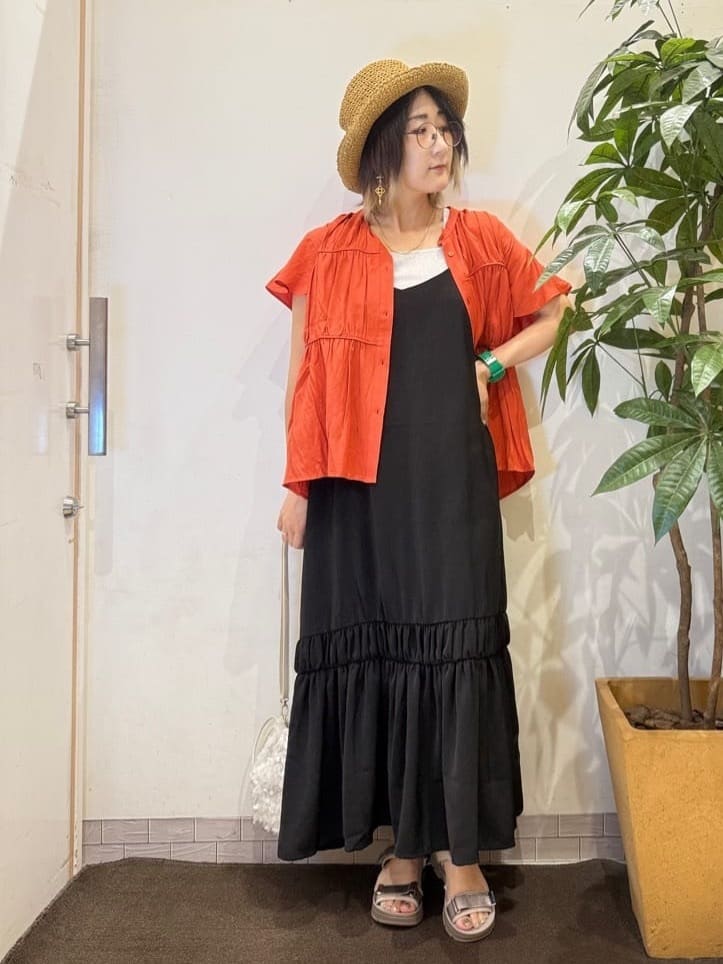 misakiさんの「SHOO･LA･RUE｜【ひんやり】シャーリングがアクセントに 大人のデザインキャミワンピース」を使ったコーディネート