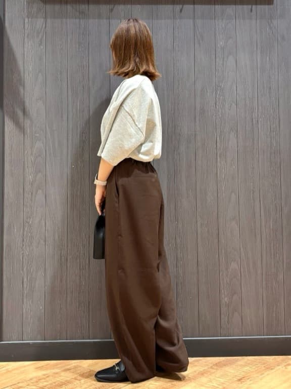 meiさんの「SHOO･LA･RUE｜【洗える】Vネックですっきり見え ロゴトップス」を使ったコーディネート