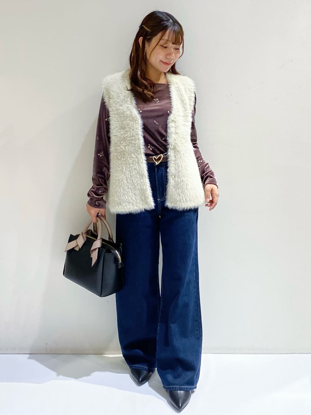 ちぃさんの「OPAQUE.CLIP｜バックシャン小花刺繍ベロアトップス【洗濯機OK】」を使ったコーディネート