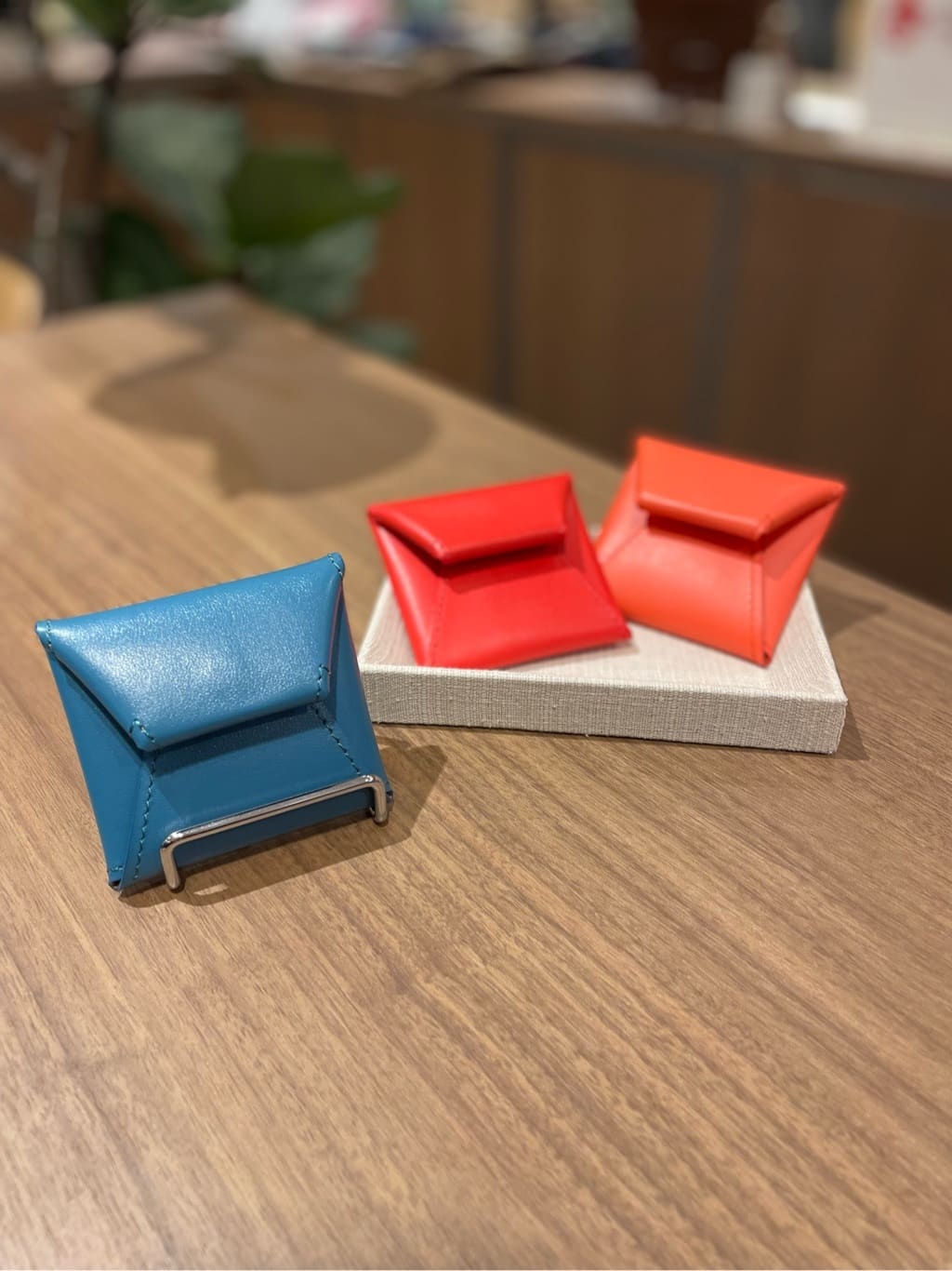 コウノ モトヤさんの「TAKEO KIKUCHI｜スクエアコインケース」を使ったコーディネート