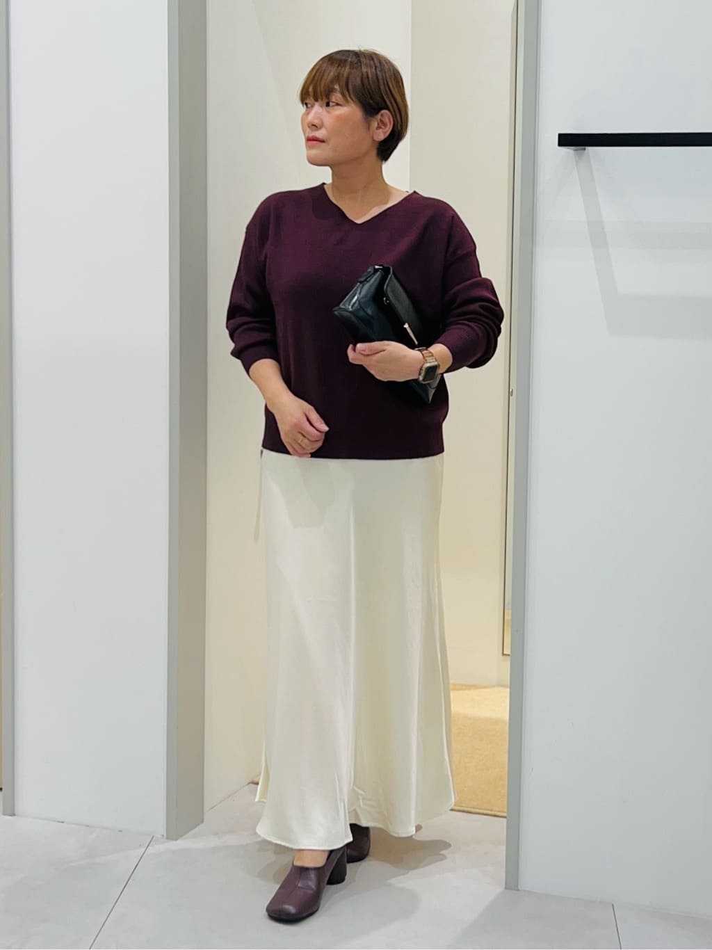 タナさんの「THE SHOP TK｜【すっきりシルエットが叶う】大人のためのVネックニット/毛玉になりにくい/静電気防止/洗濯機OK」を使ったコーディネート