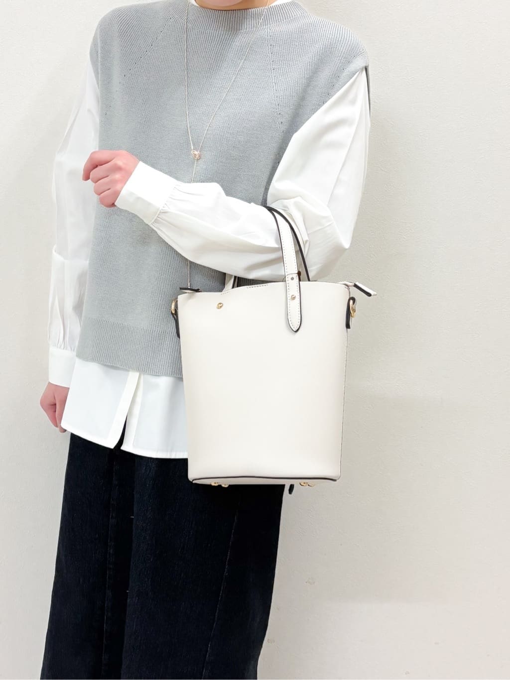 momoさんの「grove｜◆ベスト&times;シャツSET」を使ったコーディネート