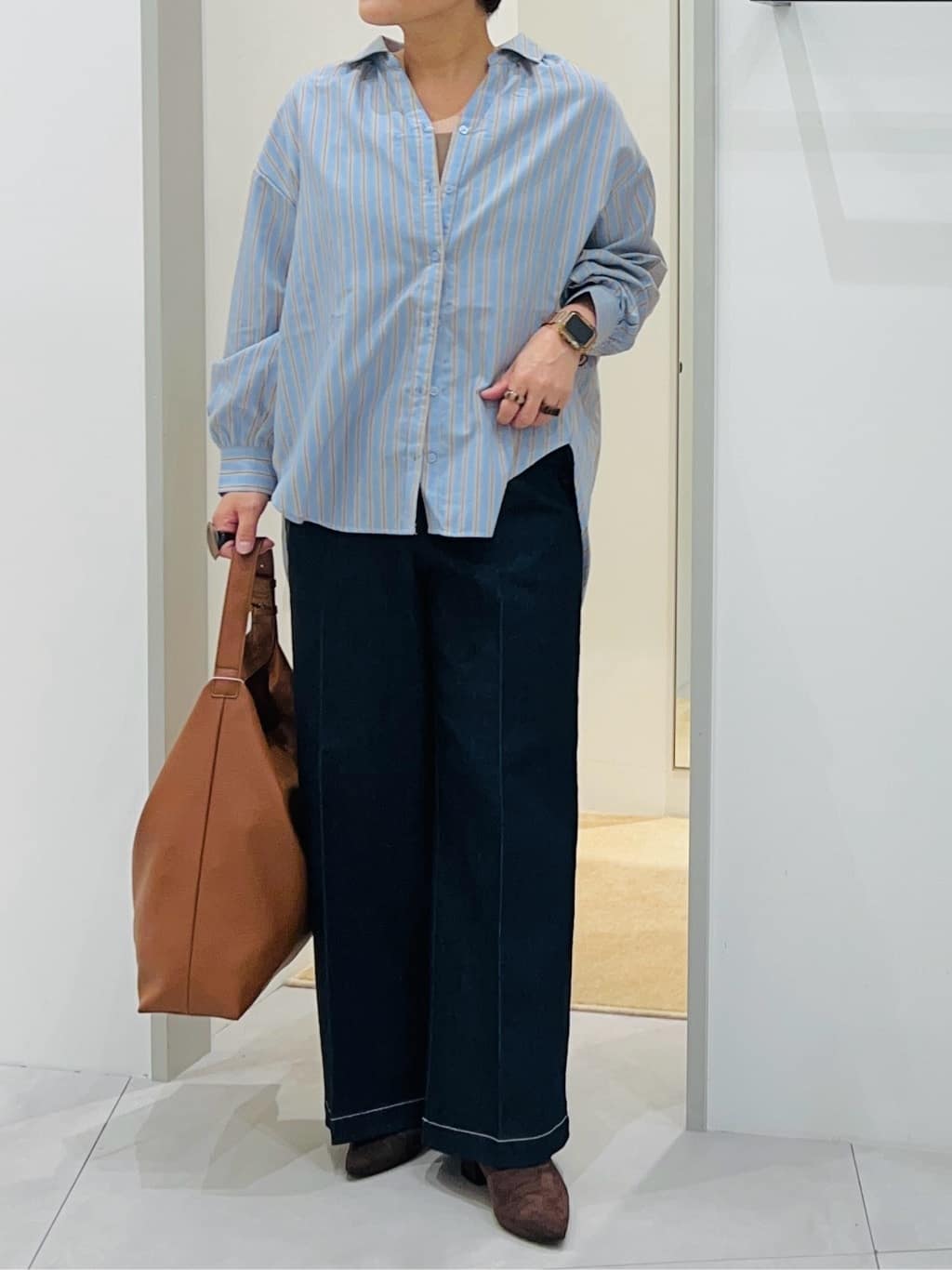 タナさんの「THE SHOP TK｜【後ろ姿もサマになる】ストライプ バックシャーリングシャツ/体型カバー/洗える」を使ったコーディネート