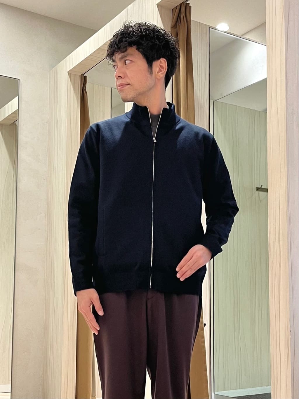 URAさんの「TAKEO KIKUCHI｜アンチピリング ジップアップ ニット」を使ったコーディネート