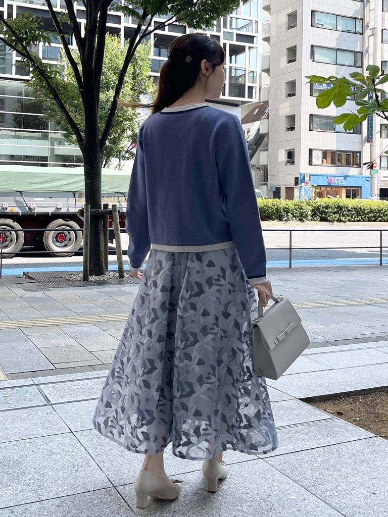 はばさんの「Couture brooch｜【高見え・通勤・大人可愛い】配色総針スカラカーディガン」を使ったコーディネート