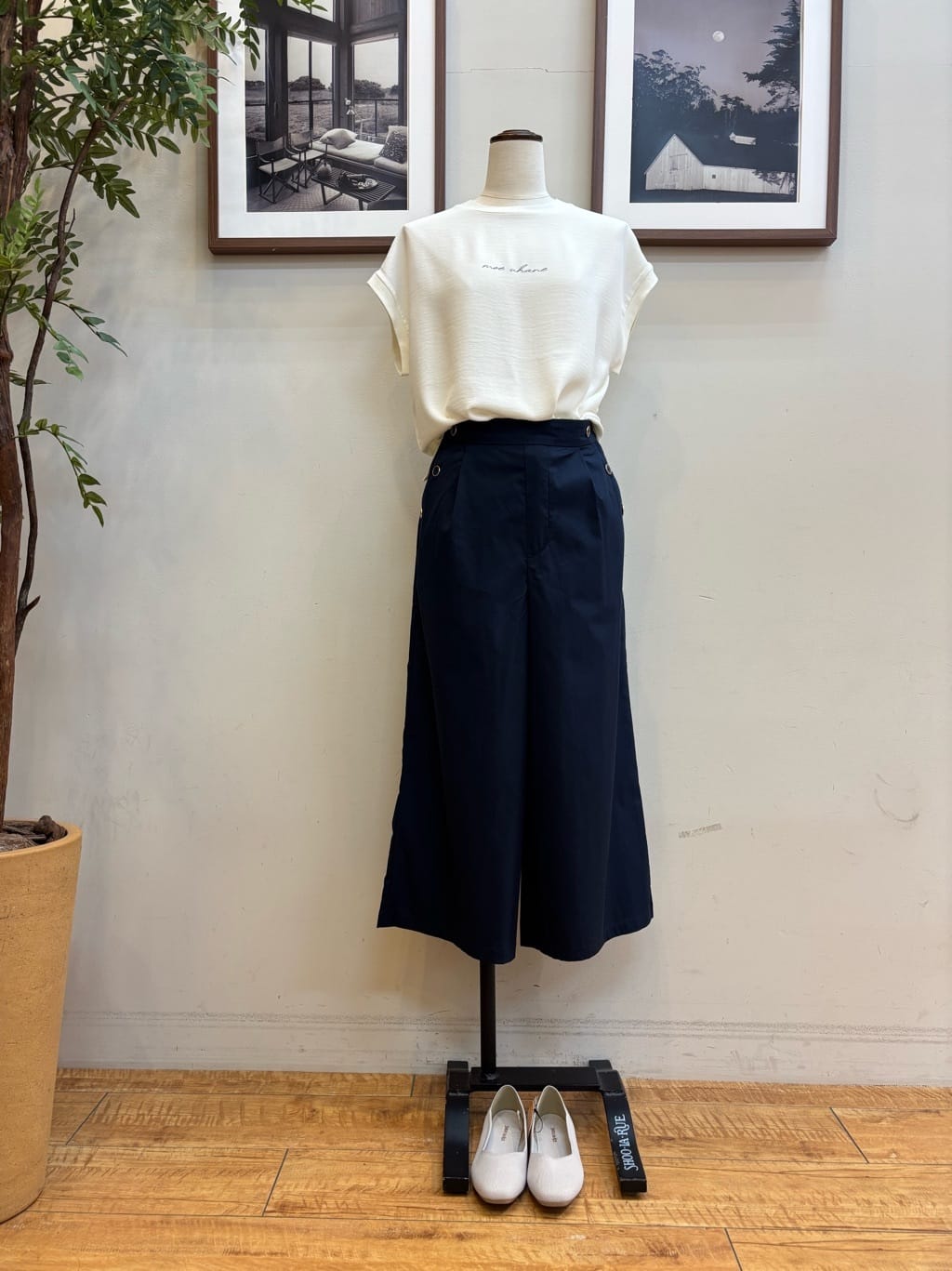 maiさんの「SHOO･LA･RUE｜きれいめカジュアルに ラメストライプ ポンチョ風シャツ」を使ったコーディネート