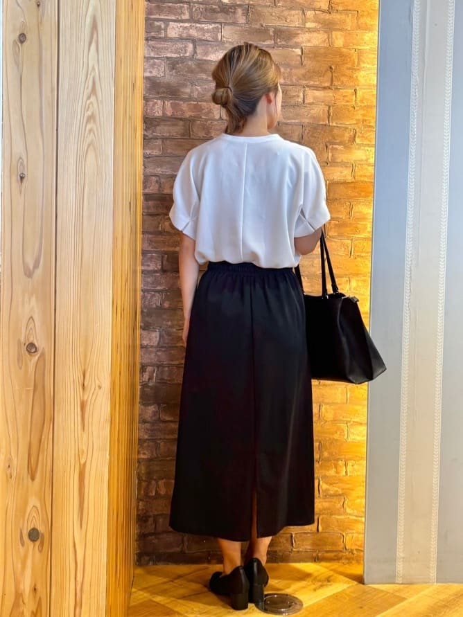 mieさんの「SHOO･LA･RUE｜【S-LL/セットアップ可/ひんやり】きちんと見えで上品 お袖タック スキッパーブラウス」を使ったコーディネート