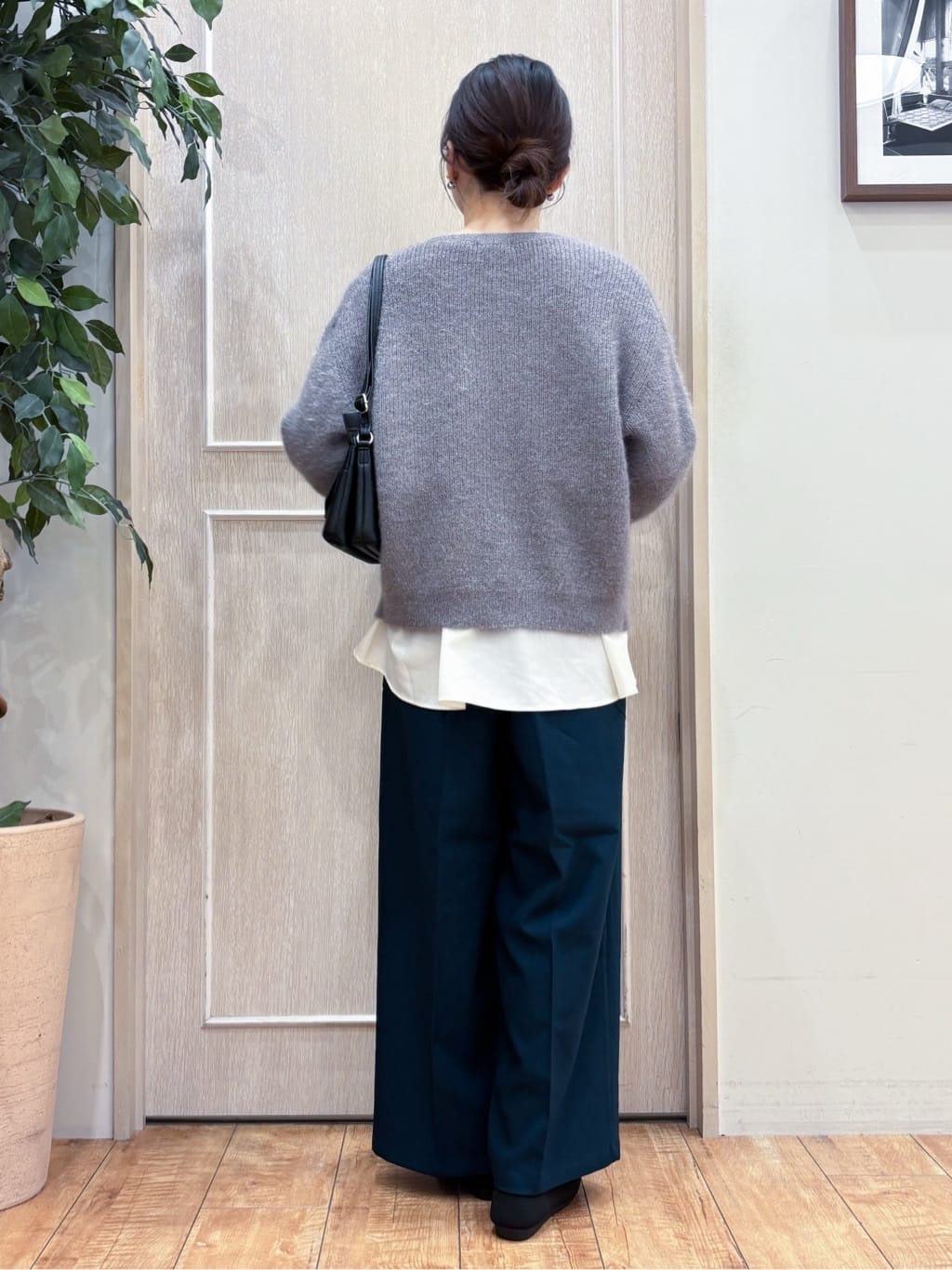 なみさんの「SHOO･LA･RUE｜【洗濯機可/S-LL】後ろ姿も抜かりなく バックフリルシャツ」を使ったコーディネート