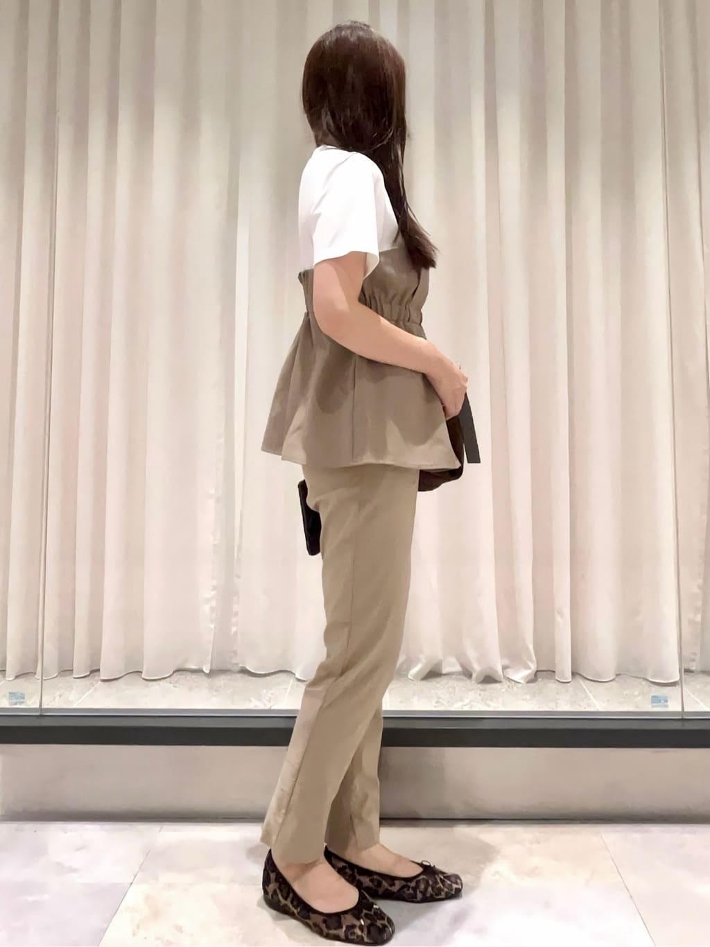maiさんの「OPAQUE.CLIP｜タックビスチェドッキングカットソー【洗濯機洗い可】」を使ったコーディネート