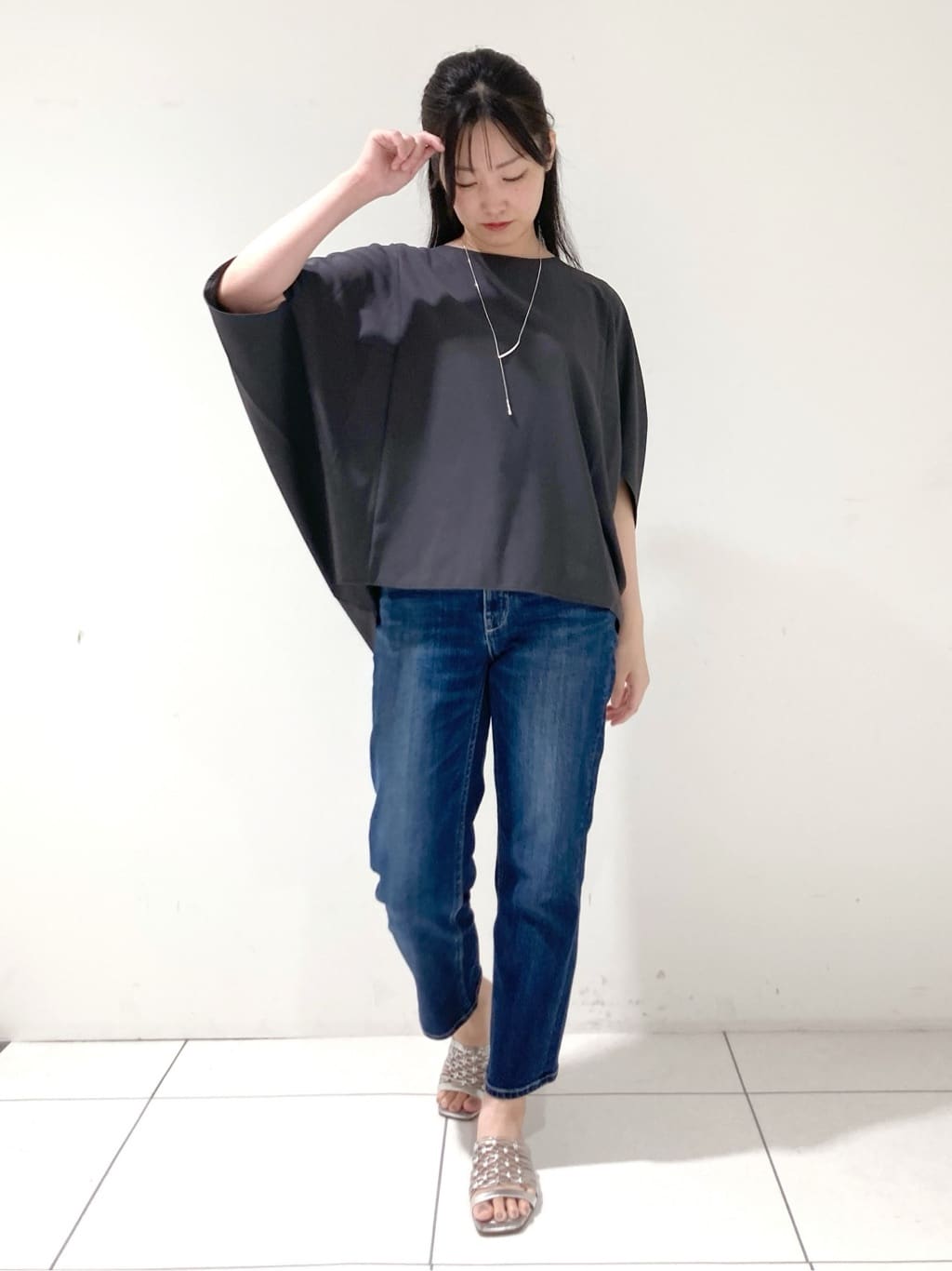 momokoさんの「INDIVI｜【体型カバー/SETUP可能】ジョーゼット　ドルマンブラウス」を使ったコーディネート