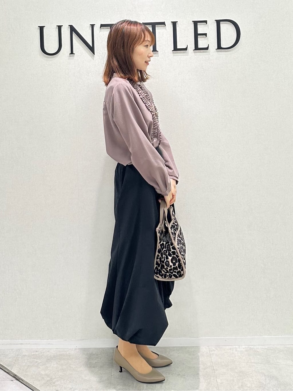 Miwaさんの「UNTITLED｜【1枚で着映え/オンオフ着回し】フリルサテンブラウス」を使ったコーディネート