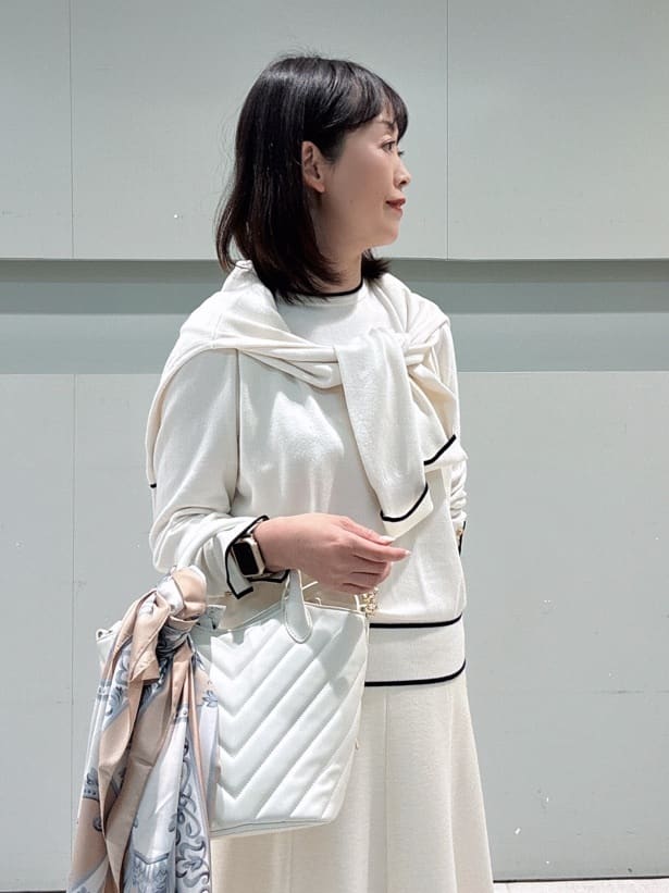 makiさんの「UNTITLED｜【手洗い／88cm正方形】エンブレムプリントスカーフ」を使ったコーディネート
