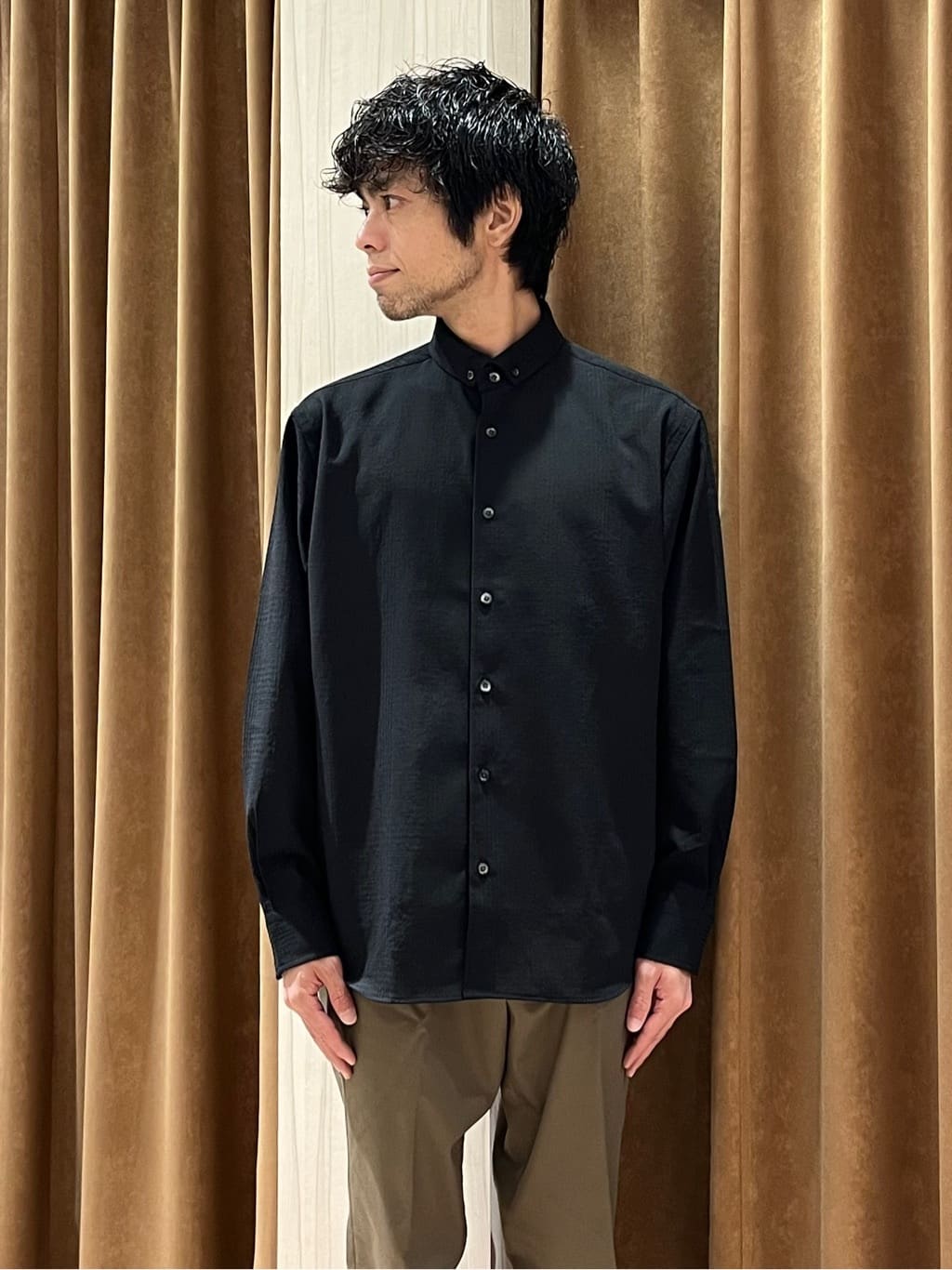 URAさんの「TAKEO KIKUCHI｜【オフィスカジュアル対応】ドレス チノパンツ」を使ったコーディネート