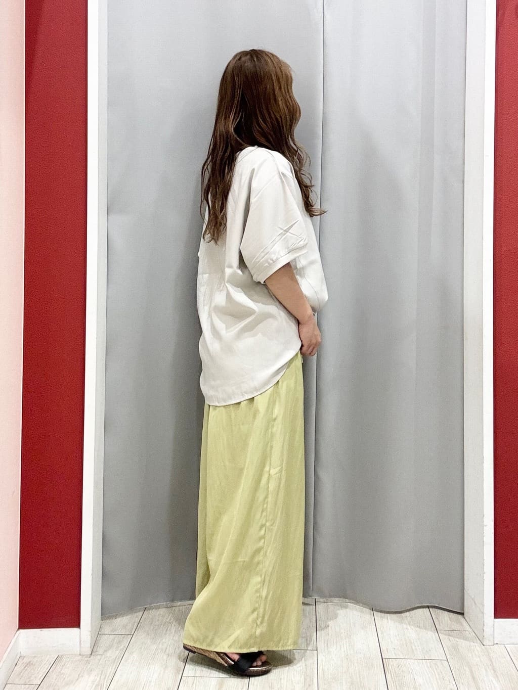 shioさんの「SHOO･LA･RUE｜【ひんやり/洗濯後しわになりにくい】リブ切り替えドルマンブラウス」を使ったコーディネート